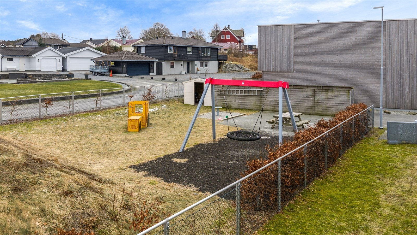 Kjekk lekepark like ved boligen. Galleribilde