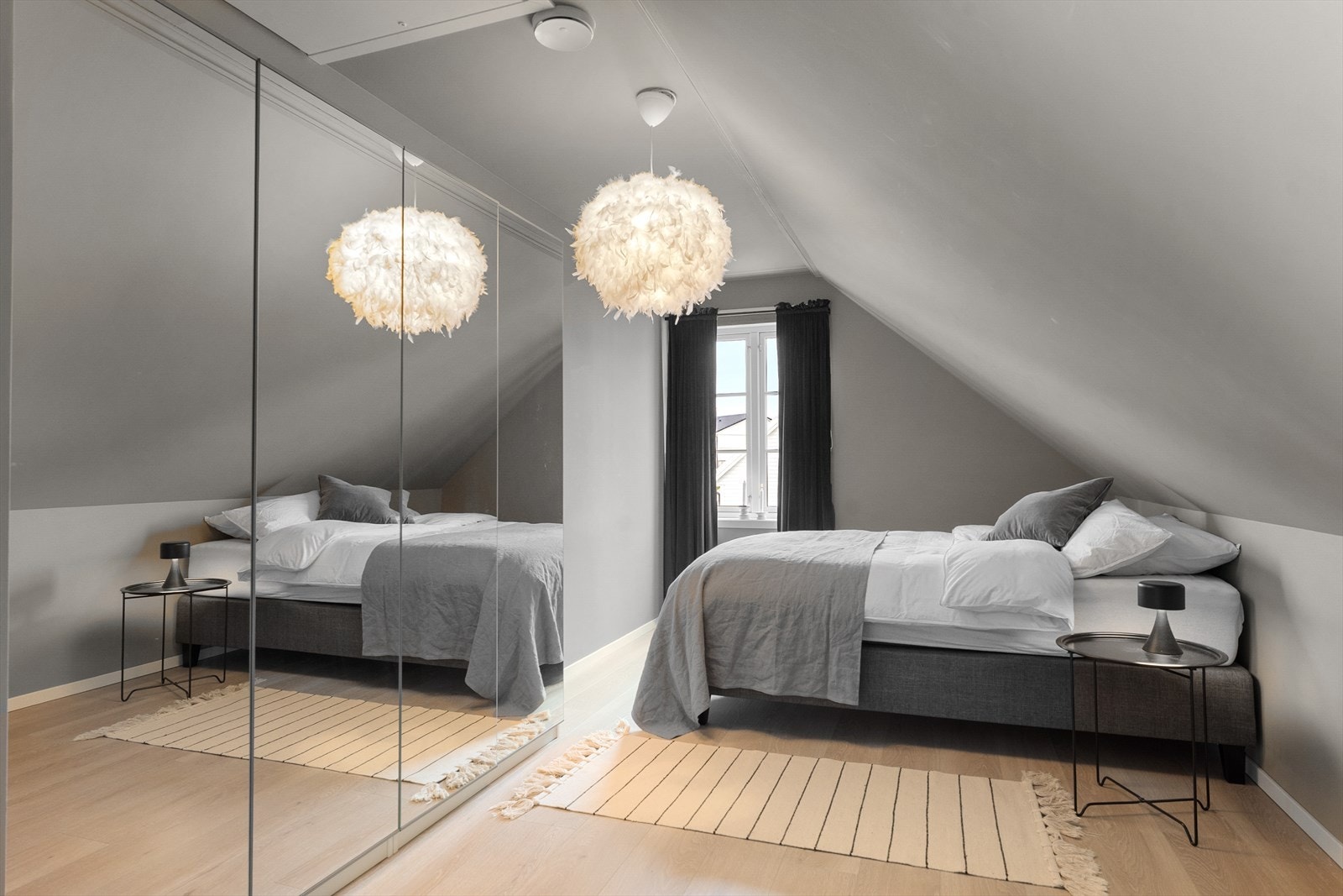 Herlig hovedsoverom med godt gulvareal, god plass til dobbeltseng og ønskede garderobeskap Galleribilde