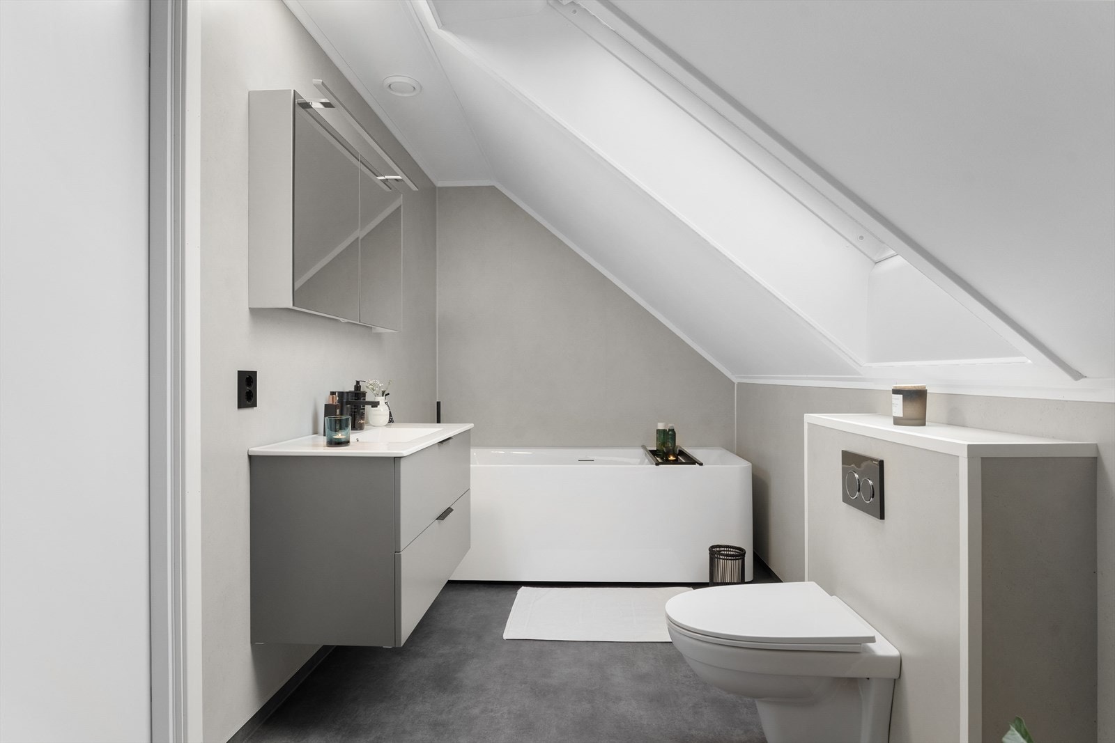 Rålekkert bad i loftsetasjen fra 2021 med nye varmekabler, ny sluk i gulv, nytt belegg på gulv og moderne baderomsplater på vegg. Galleribilde