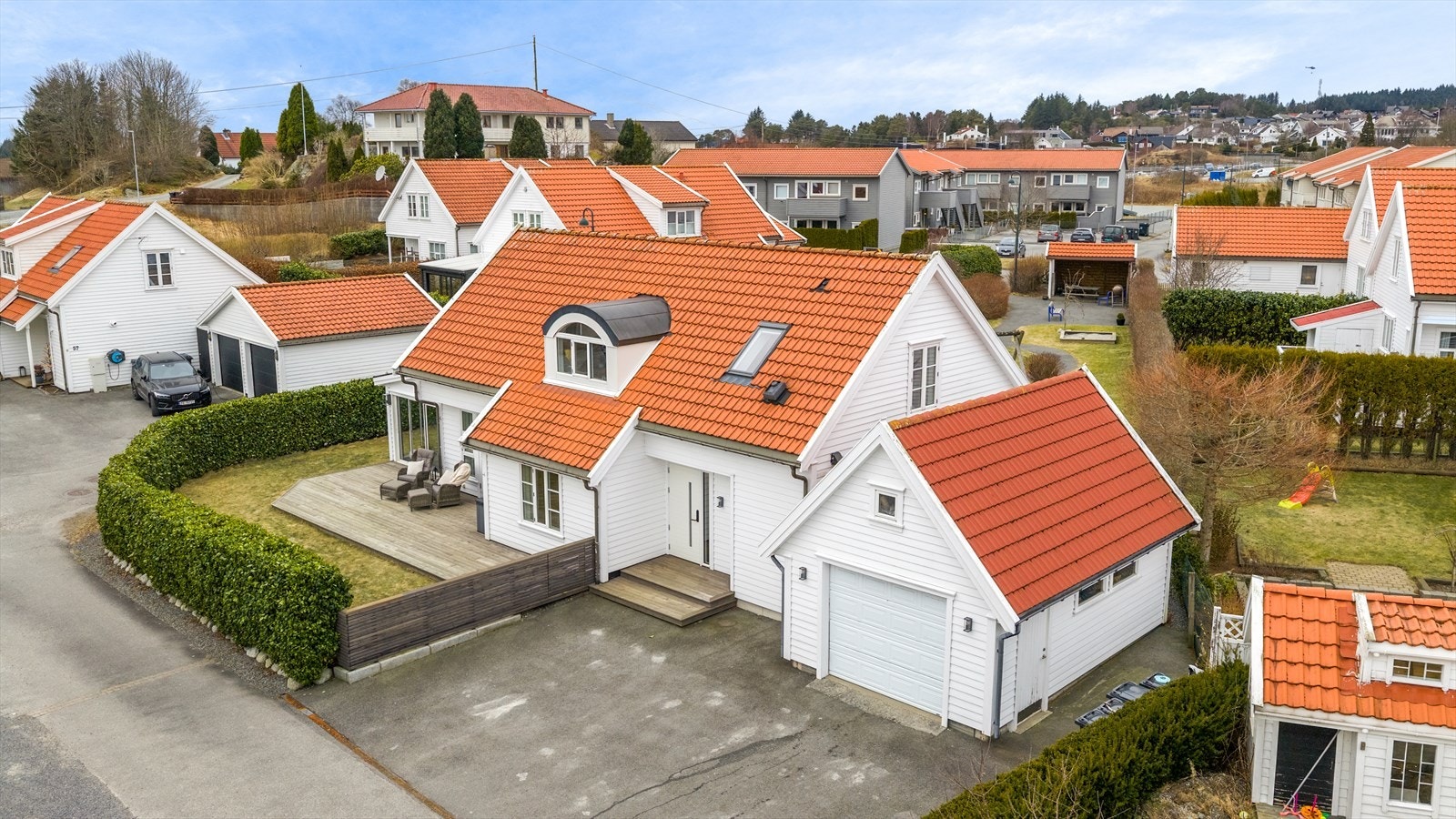 Krossnesvegen 55 er en innbydende enebolig i koselig boligområde på familievennlige Vormedal. Galleribilde