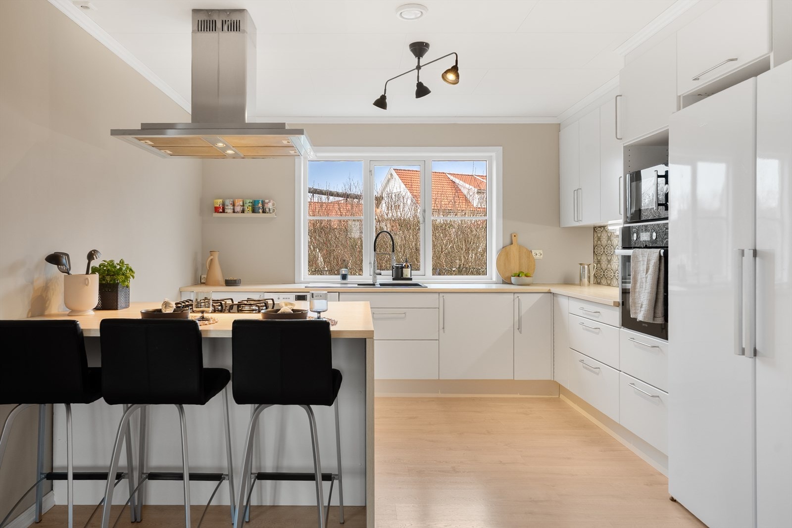 Tiltalende og trolig originalt Sigdal kjøkken som ble fornyet av tidligere eier med nye benke- og sideplater samt ny vask (2015-2021). Galleribilde