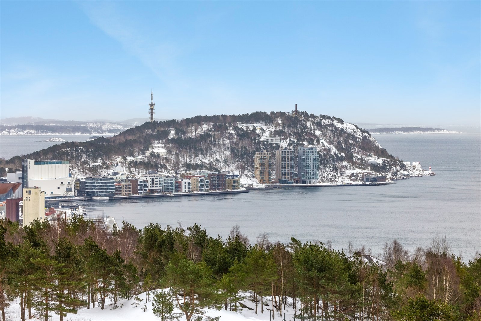 I nærområdet finner du også Grim Torv med dagligvarebutikk (Meny med post i butikk), frisør, apotek, Grim bakeri, sykkelbutikk, gatekjøkken og pizzabakeri. Galleribilde