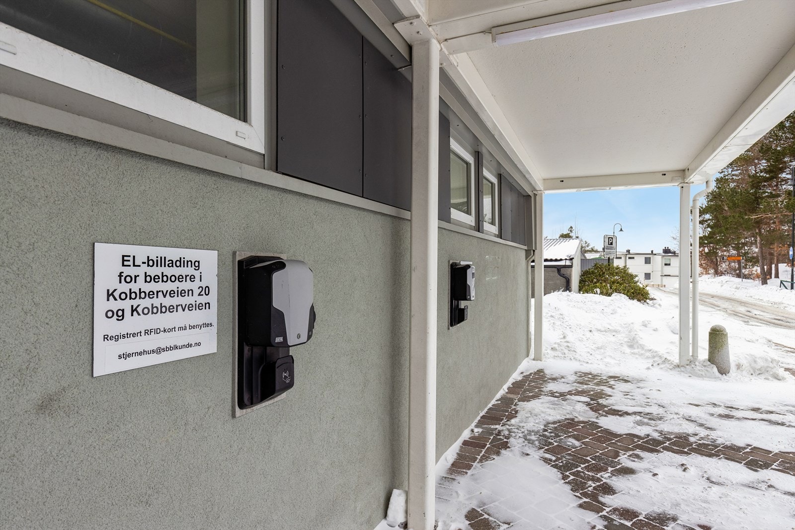 Det er mulighet for lading av el-bil i borettslaget. Galleribilde