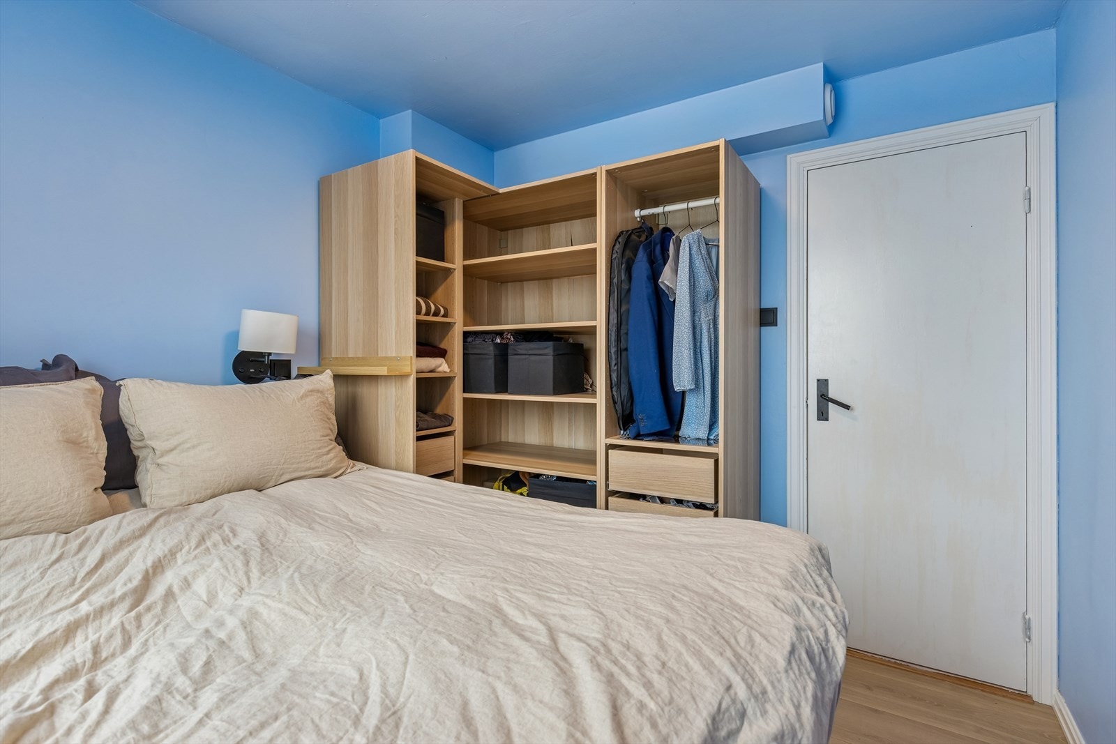 Soverommet er av god størrelse, i dag innredet med både dobbeltsent og romslig garderobe. Galleribilde