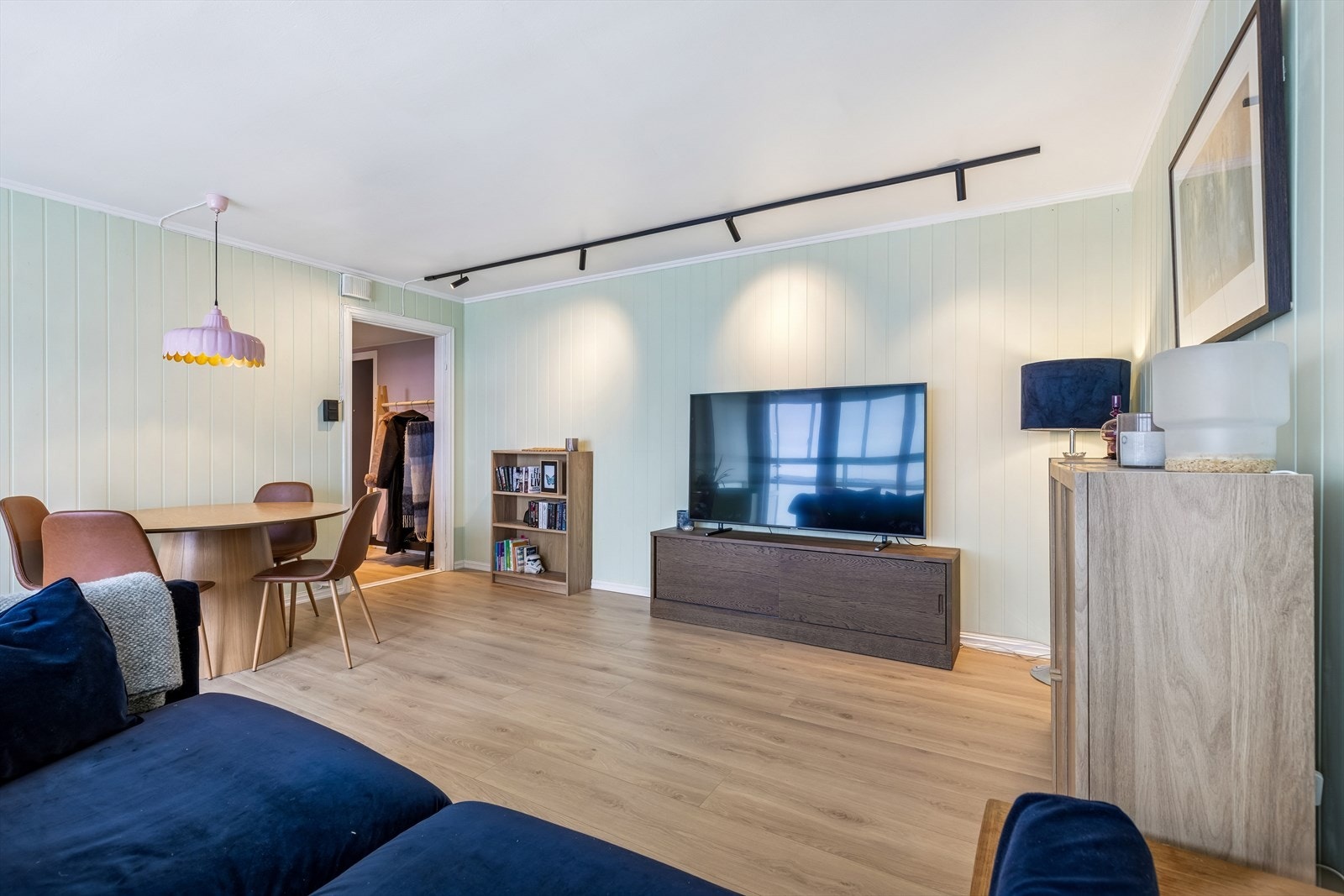 Romslig stue gir plass til å møblere i flere seksjoner. Galleribilde