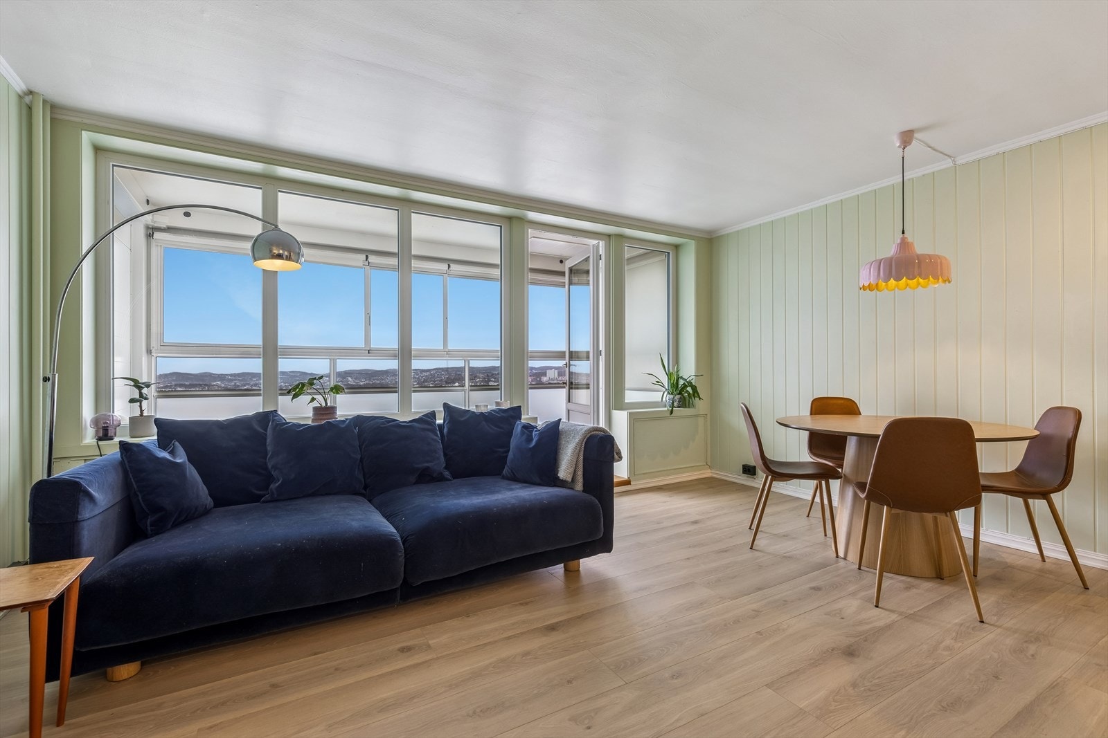 Fra stuen er det utgang til innglasset balkong. Galleribilde