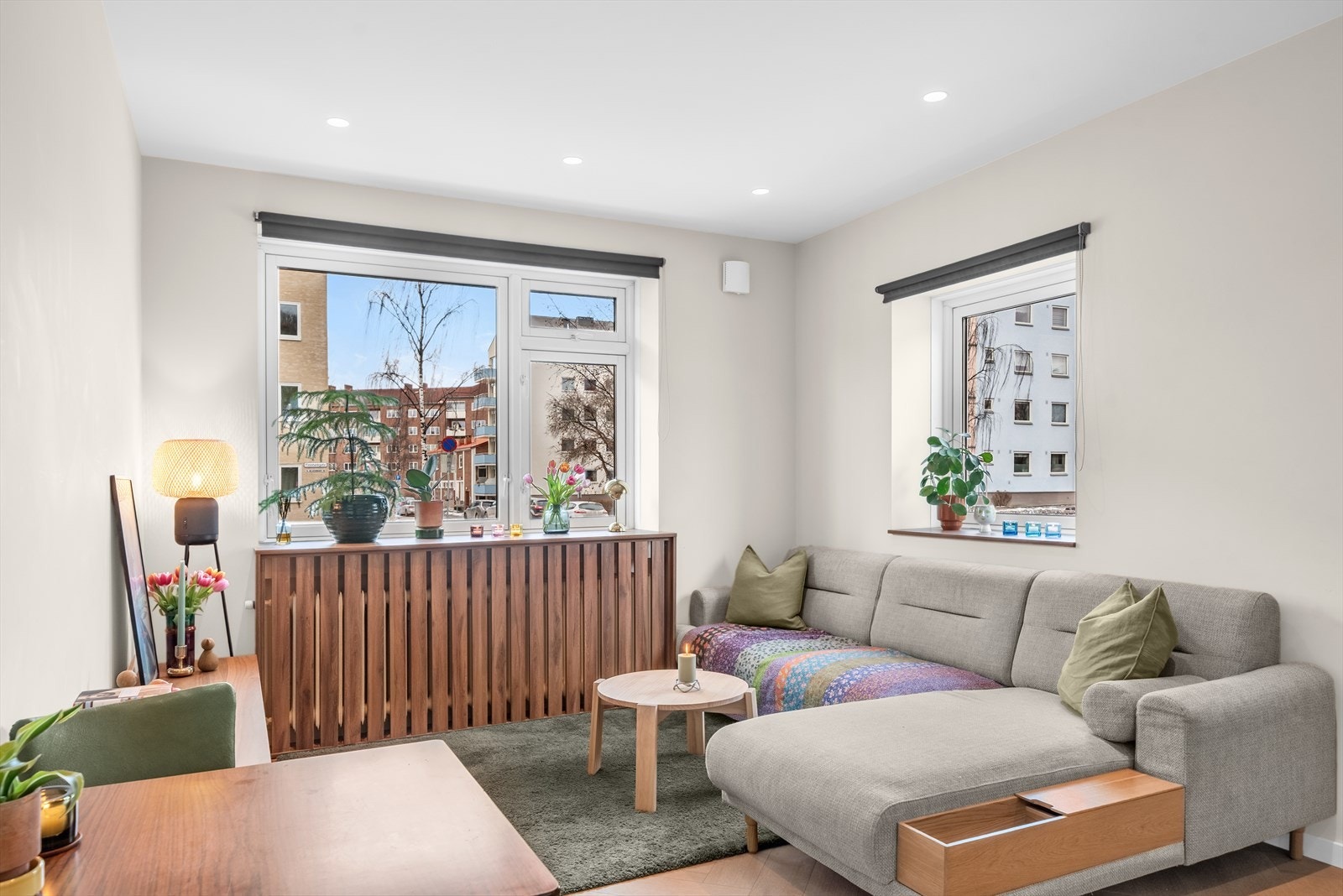 Rommet har en god planløsning med god plass til sofagruppe med tilhørende møblement. Lysinslipp fra to sider gir rommet godt med naturlig lys. Galleribilde