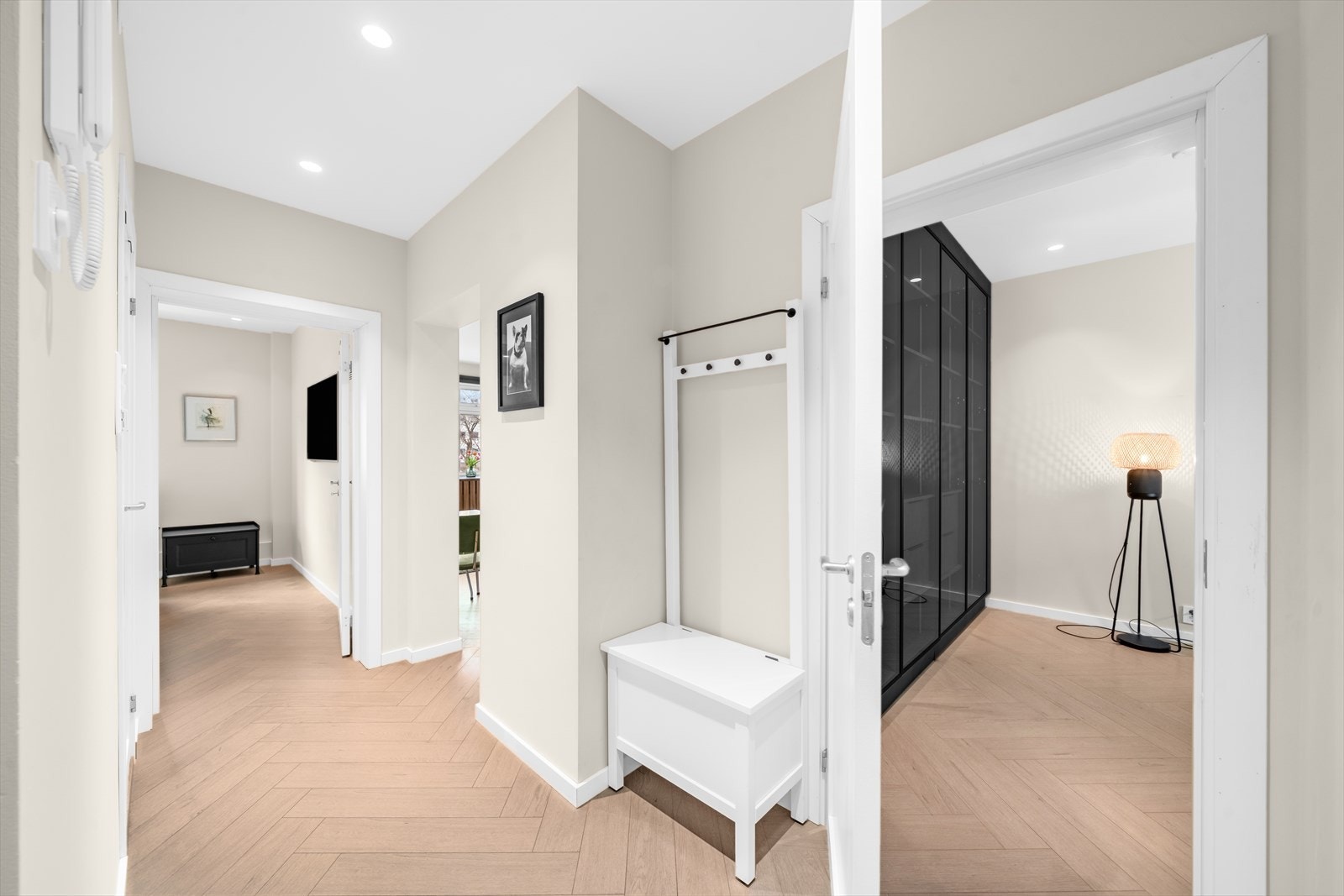 Lys og innbydende entré med god plass til oppbevaring av sko og yttertøy. Galleribilde