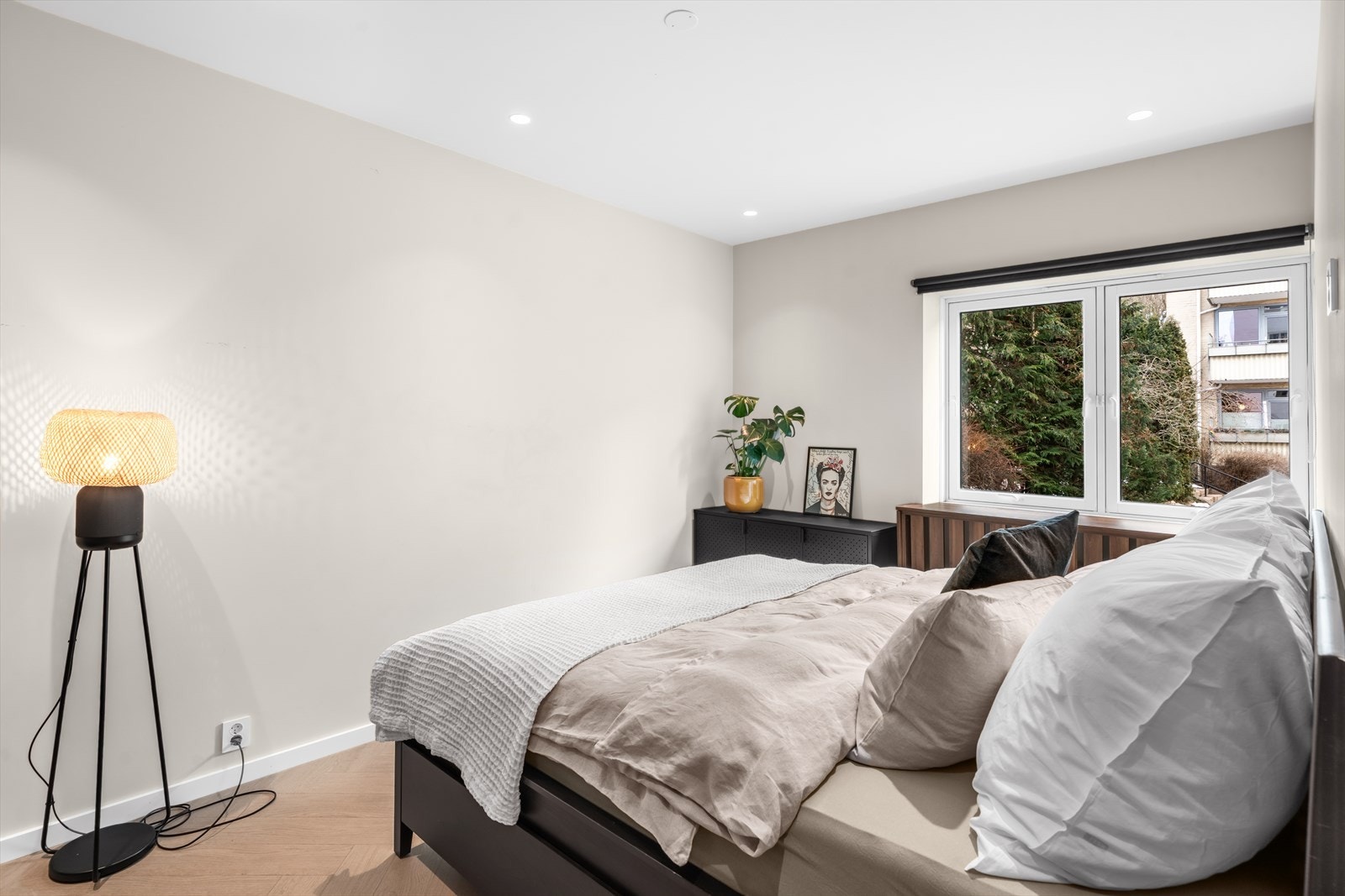 Delikat og innbydende hovedsoverom. Galleribilde