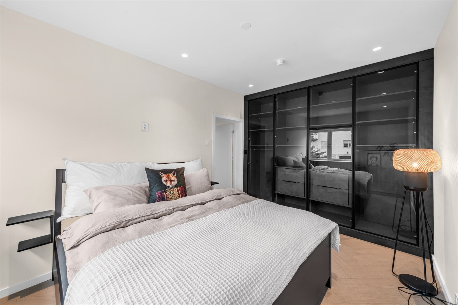 Hovedsoverommet har rikelig med skapplass som gir svært gode oppbevaringsmuligheter. Galleribilde