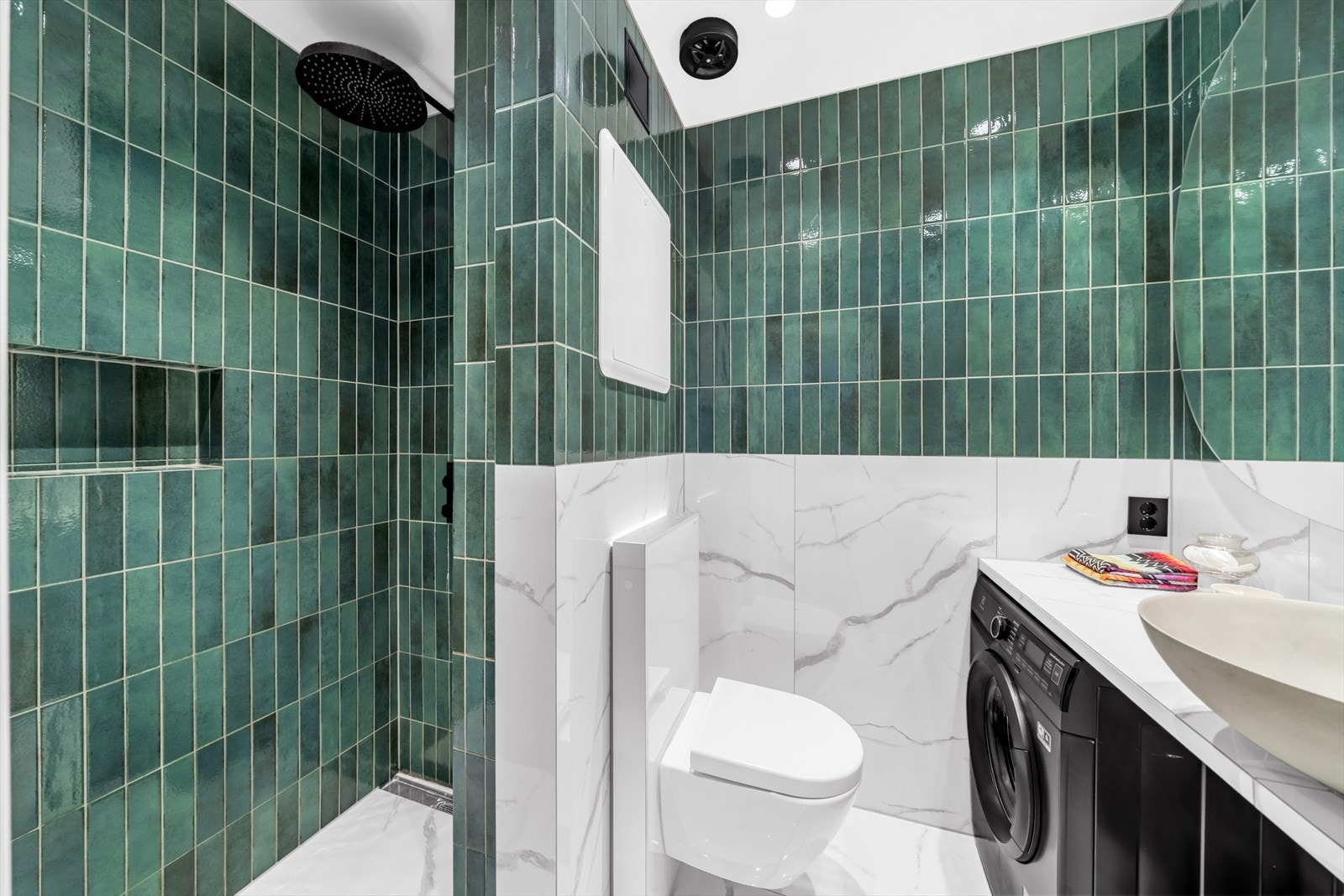 Meget pent flislagt bad med varmekabler i gulv. Galleribilde