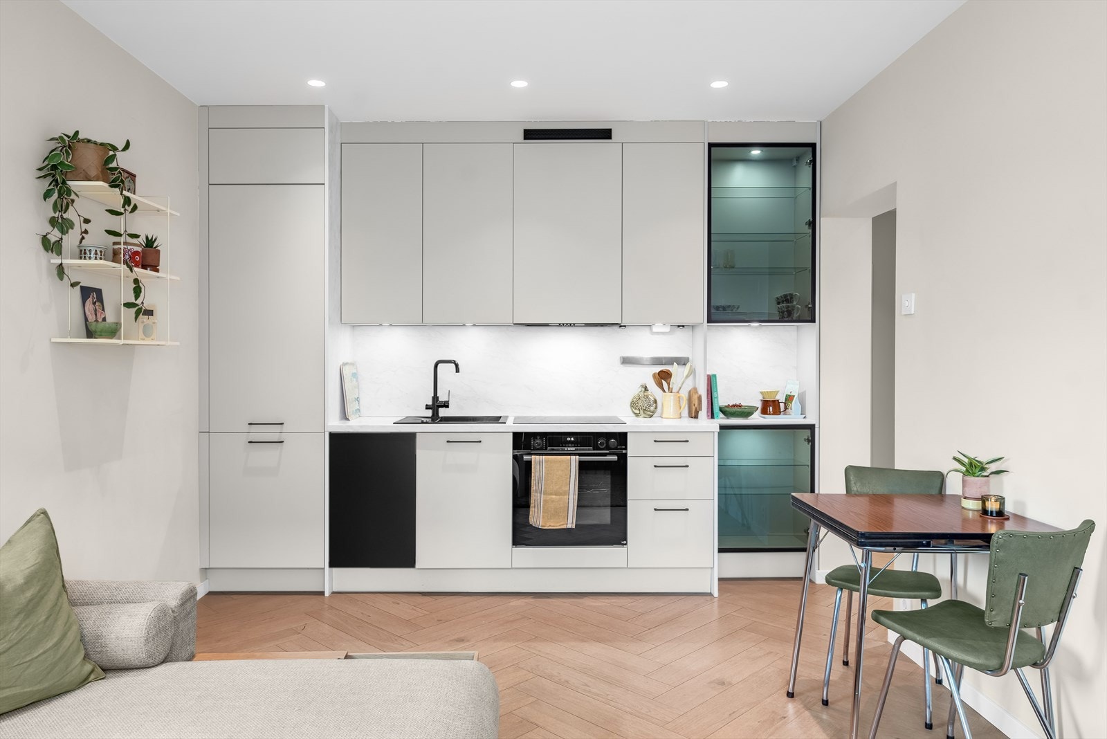 Kjøkkenet er utstyrt med en pen kjøkkeninnredning med glatte fronter og laminat benkeplate med skyllekum i plastkomposit. Kjøkkenet har integrerte hvitevarer som kjøl/frys, oppvaskmaskin, komfyr og platetopp. Galleribilde