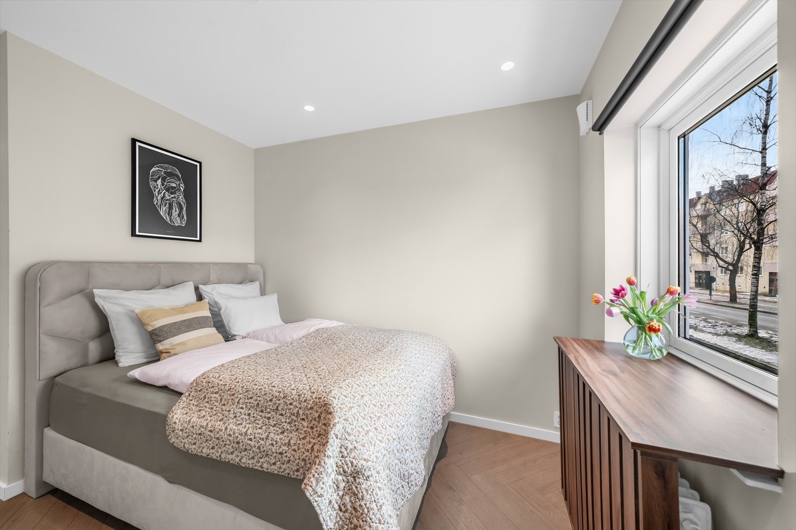 Rommet har god plass til dobbeltseng. Galleribilde