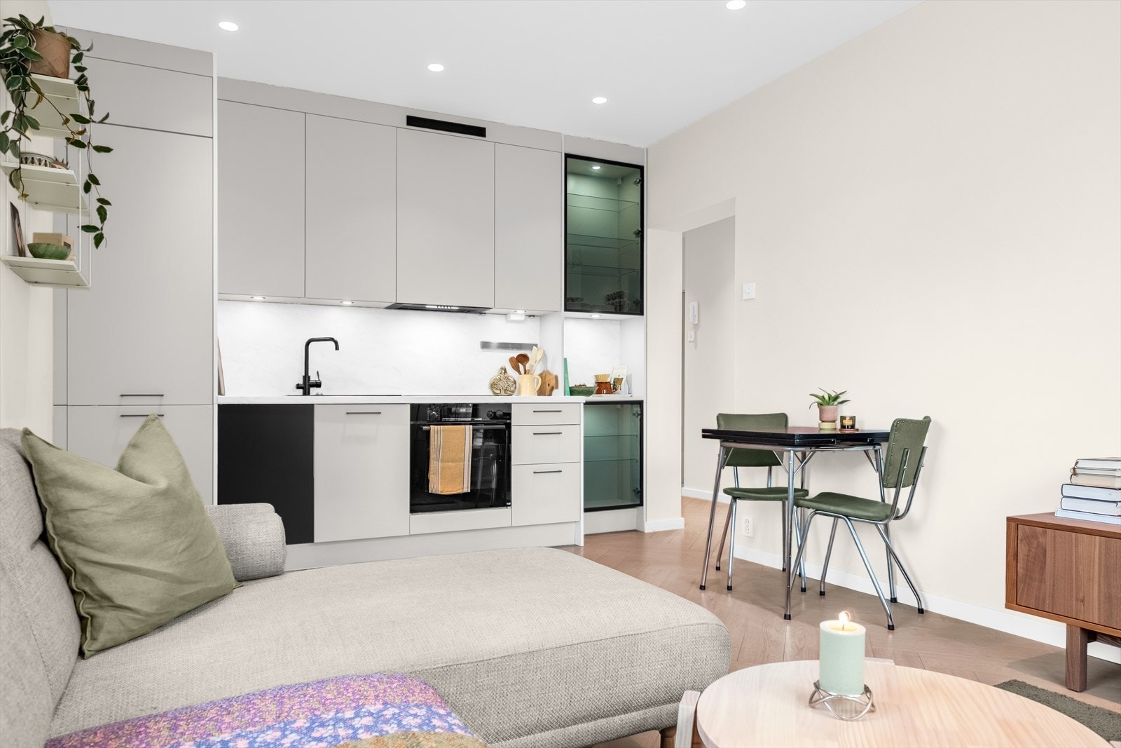 Kjøkkenet er praktisk innredet, og rommet har plass til spisebord. Galleribilde