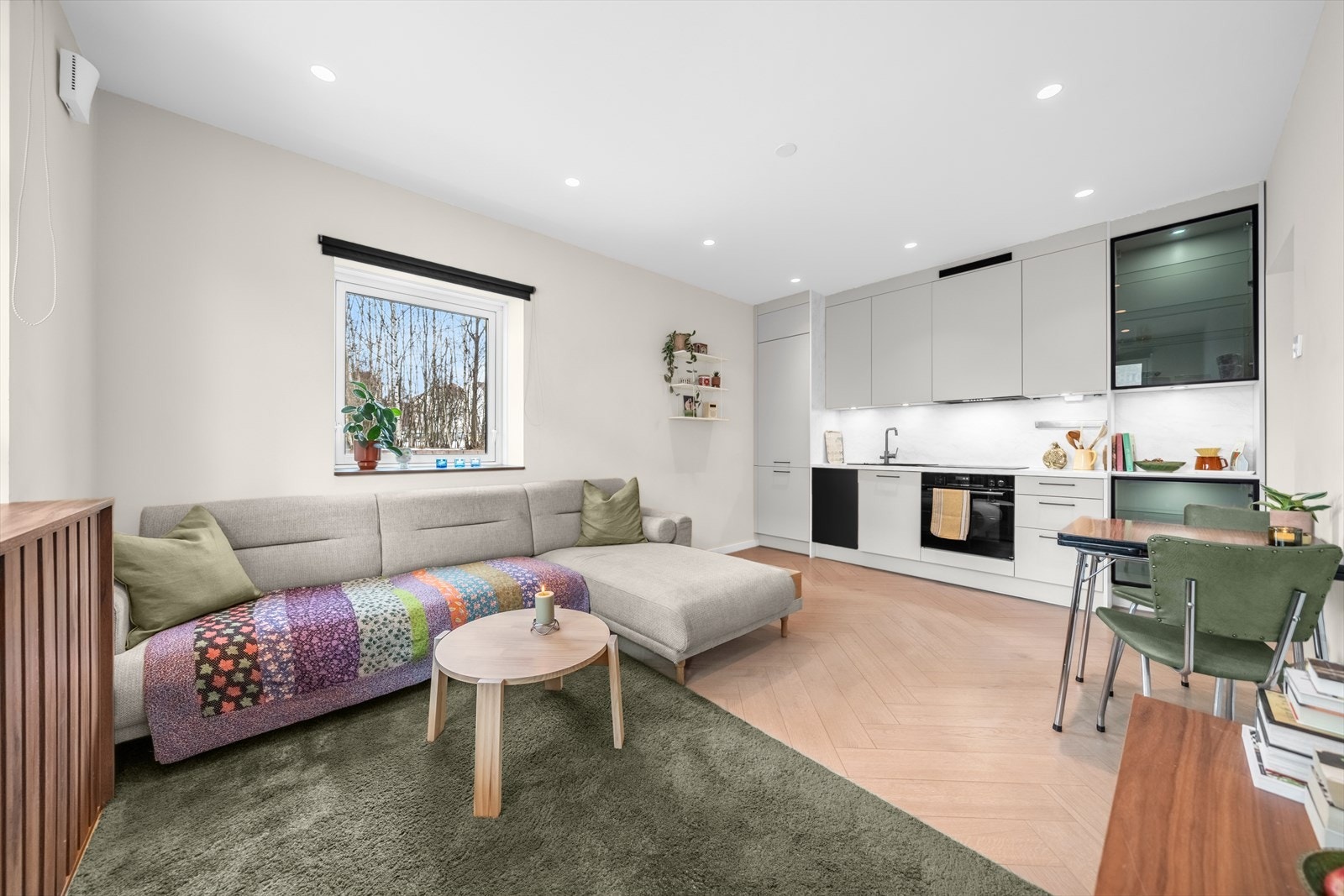 Stue og kjøkken er utformet i en åpen og sosial løsning som gir en luftig og innbydende romfølelse. Galleribilde