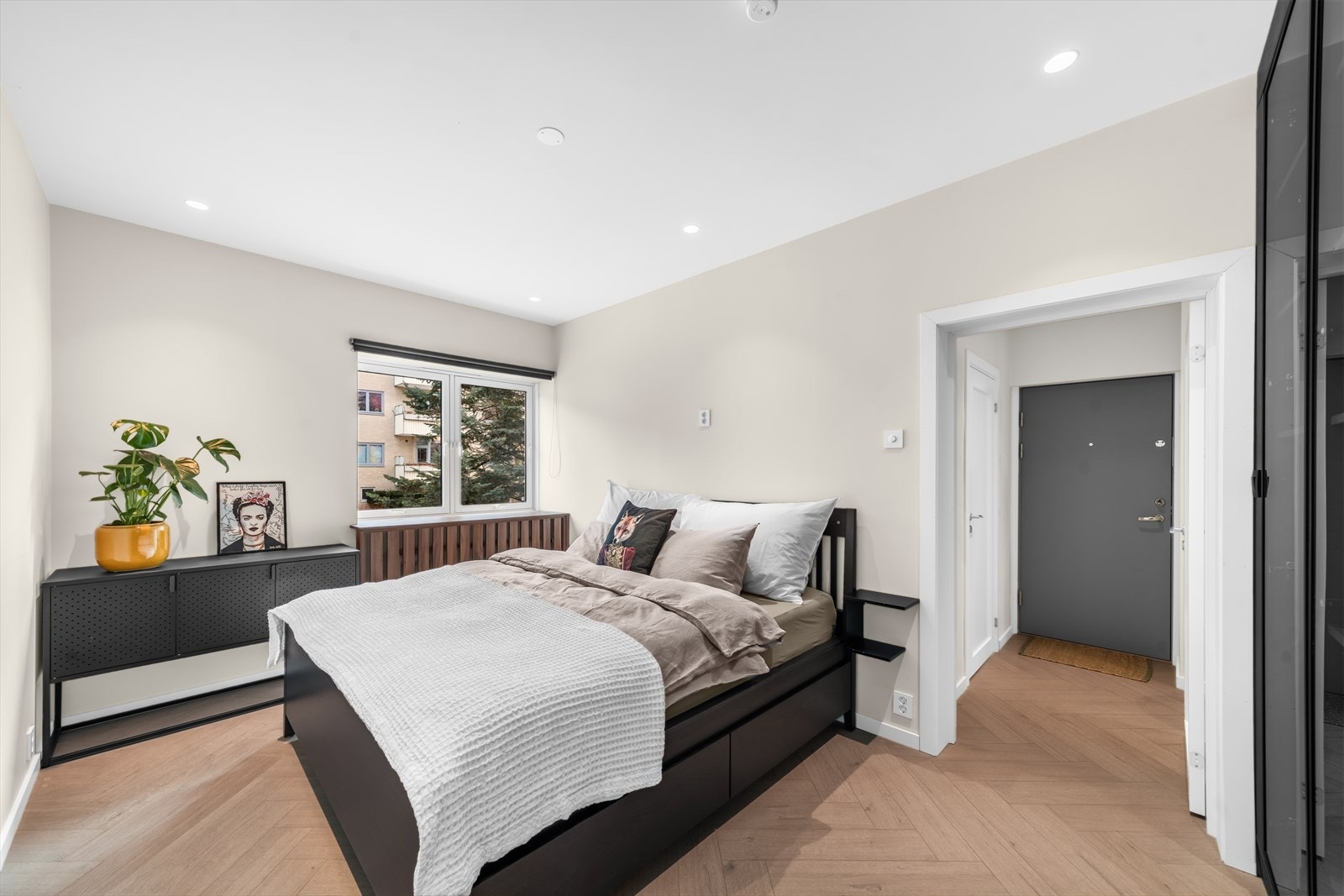 Rommet er av god størrelse med god plass til dobbeltseng. Galleribilde