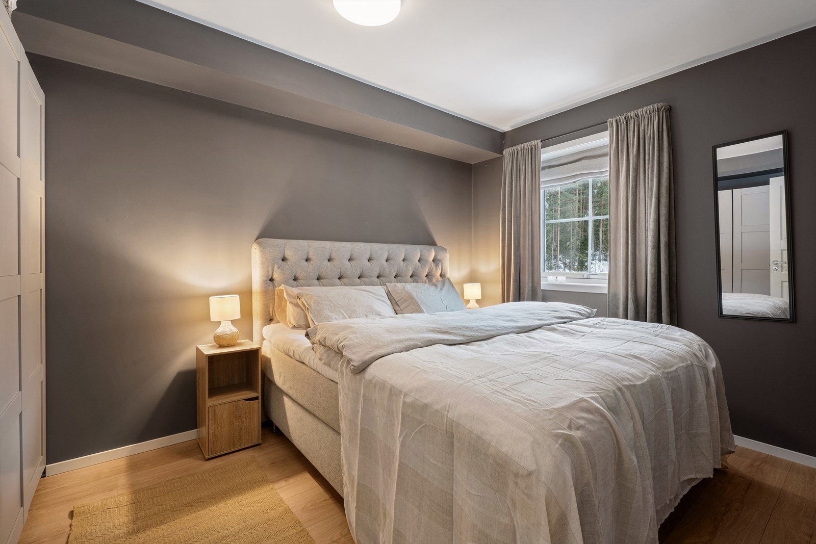 Hovedsoverommet har god plass til dobbeltseng, nattbord og stort garderobeskap. Galleribilde