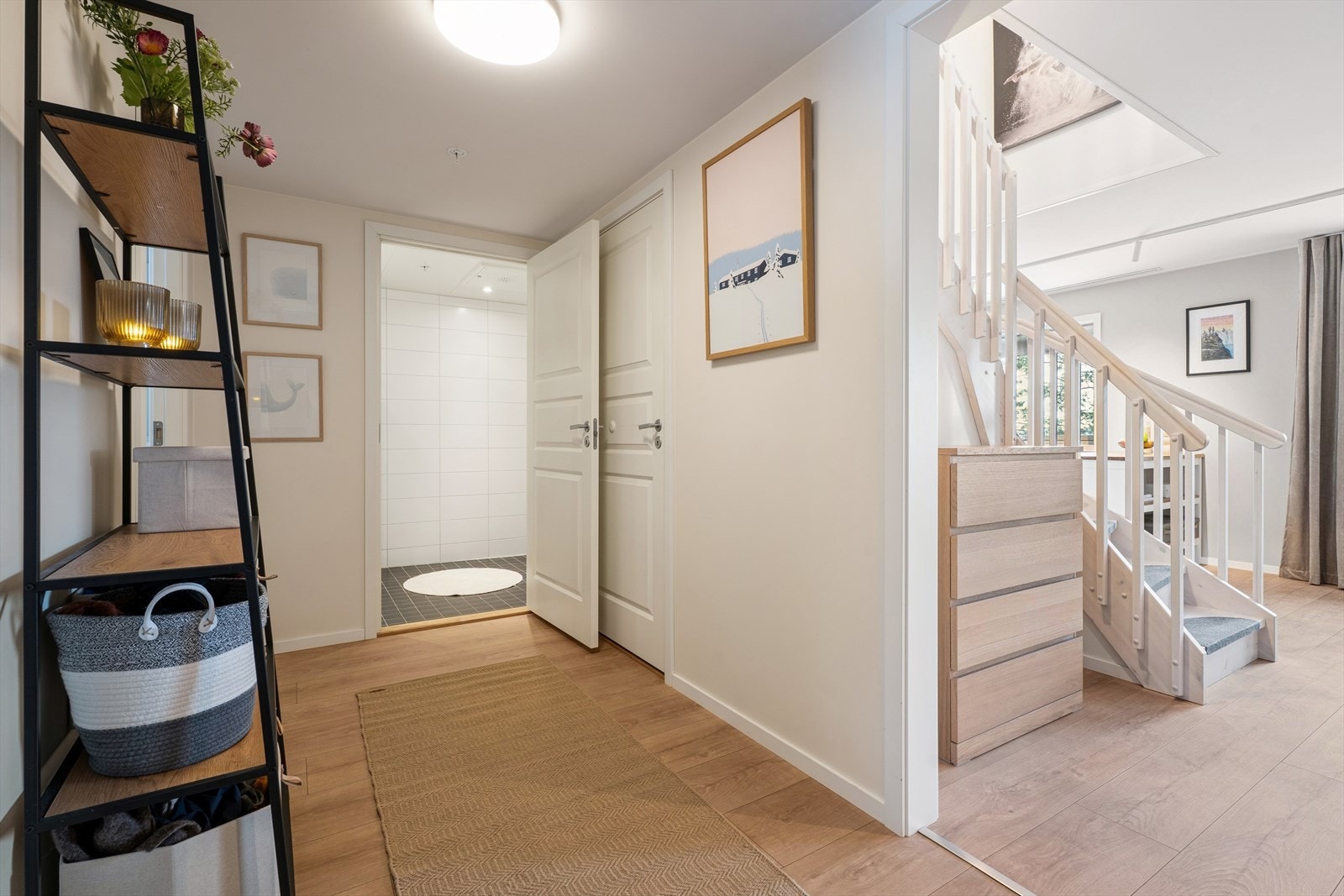 Leiligheten går over to plan med en gjennomgående god standard og praktisk planløsnin. Galleribilde