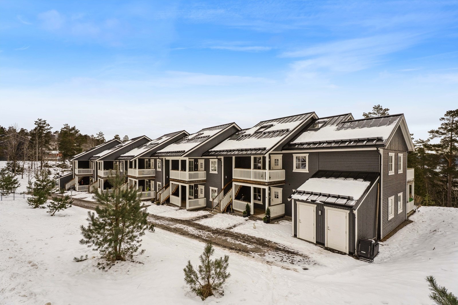 Leiligheten ligger i flotte omgivelser i et nyetablert boområde på Bomansvik. Området er idyllisk med lite trafikk som gjør nabolaget både trygt og barnevennlig. Galleribilde