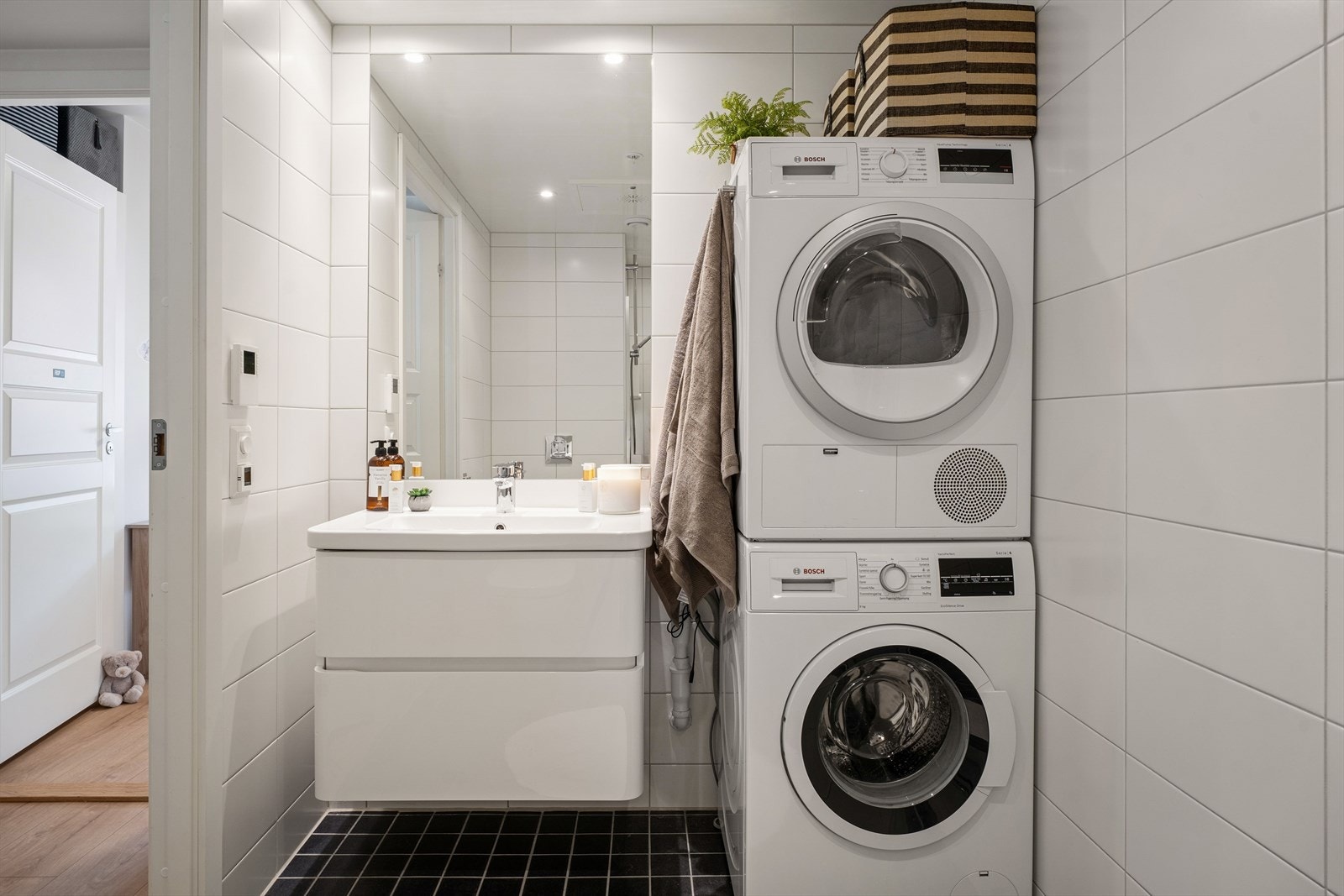 Baderommet har flislagte gulv og vegger, samt systemhimling med plater i taket. Det er opplegg for vaskemaskin og balansert ventilasjon med avtrekk. Galleribilde