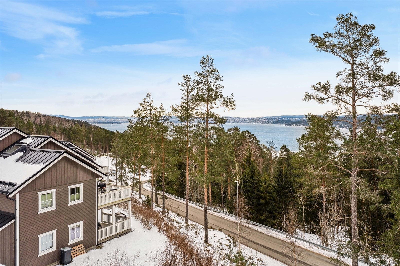 Herfra kan den fin utsikten nytes, både innenfra og fra terrassen. Galleribilde