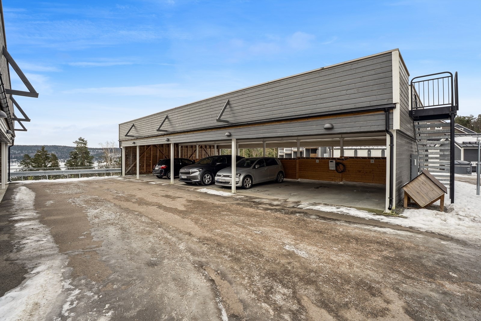 Det medfølger parkeringsplass i felles carport rekke. Galleribilde