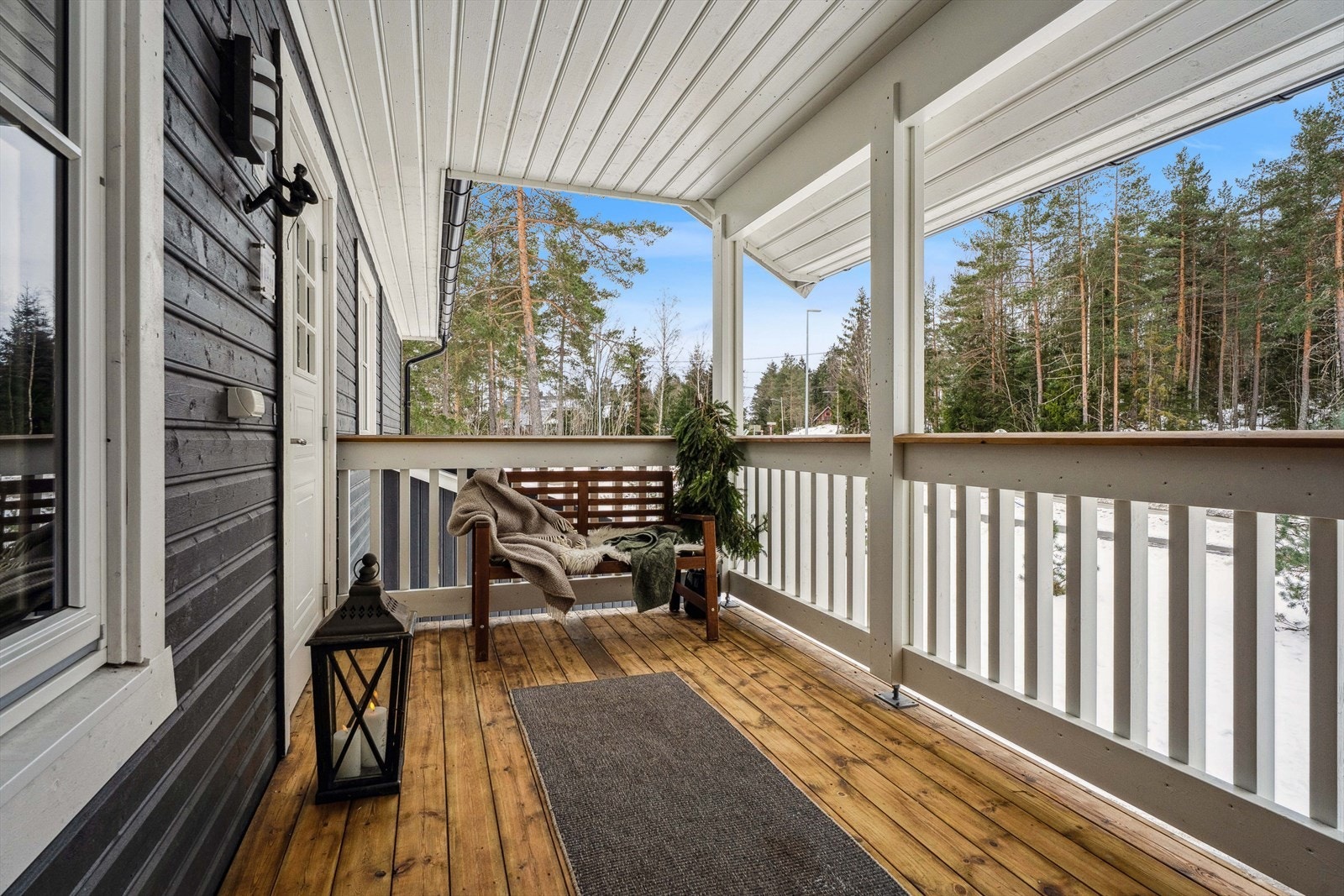 Innbydende overbygd inngangsparti. Galleribilde