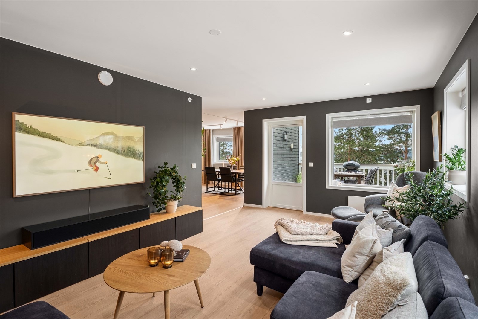 Romslig stue med god plass til å møblere med stor sofagruppe, TV-benk, oppbevaring, godstol, samt et stort spisebord. Galleribilde