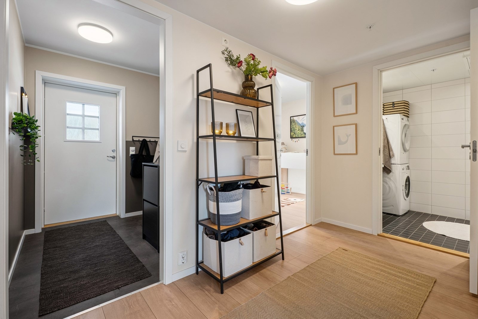 Her ønskes du velkommen inn i lys entré med plass til å henge fra deg ytterklær. Galleribilde