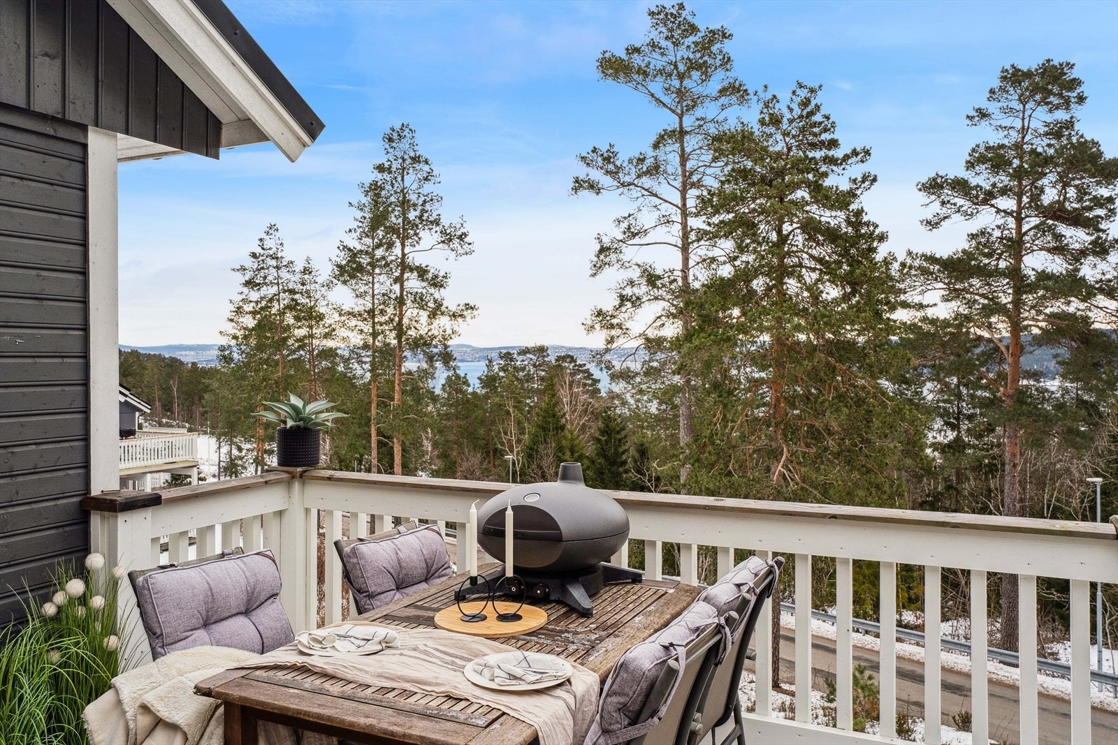 Fra stuen er det utgang til en solrik terrasse med fin utsikt. Galleribilde