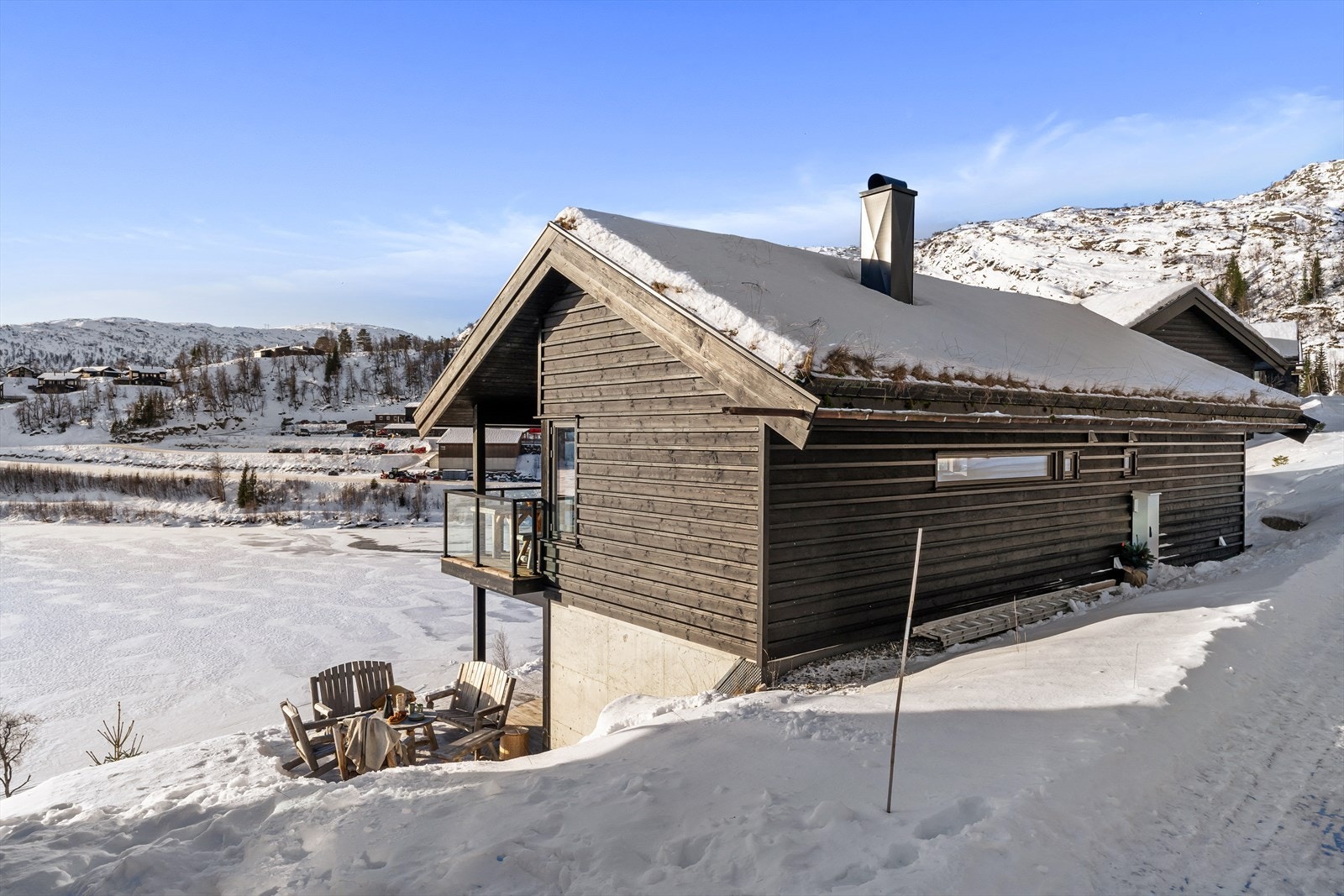 Steintrapp ned eller opp til hovedentre fra uterom ved sokkel. Store uterom med nydelige solforhold og utsikt. Boltreplass for lek og morro. Akebakke ned til langrennsporet. Galleribilde