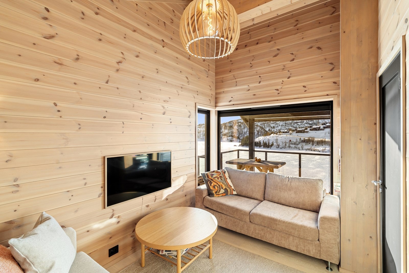 Egen kombinert Tv-stue og gjestesoverom. 1 av 5 soverom som gir rikelig med plass til familie og besøk. Galleribilde