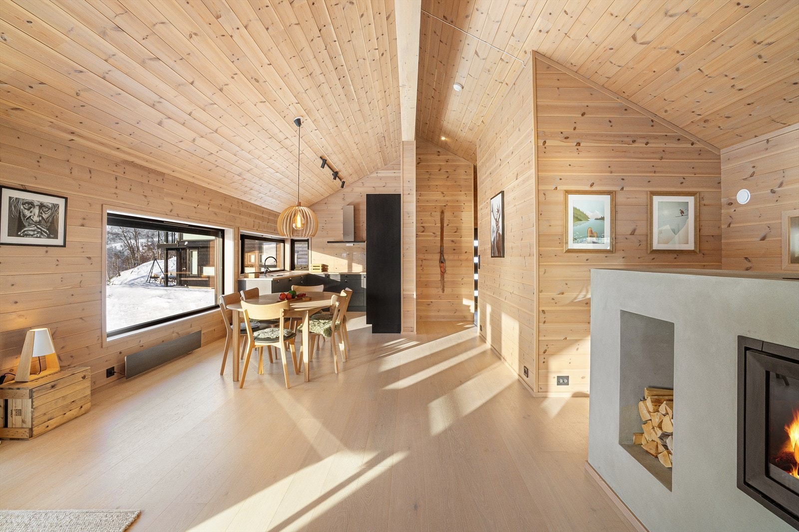 Luftig, romslig og delikat. Peisen er med innsats og eget innhukk for ved. God plass for møblering i flere soner. Galleribilde