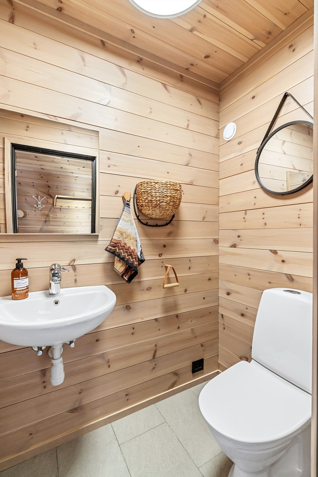 Rask tilgang til ekstra wc, gjør det lett for barna som springer inn og ut, samt besøkende. Galleribilde