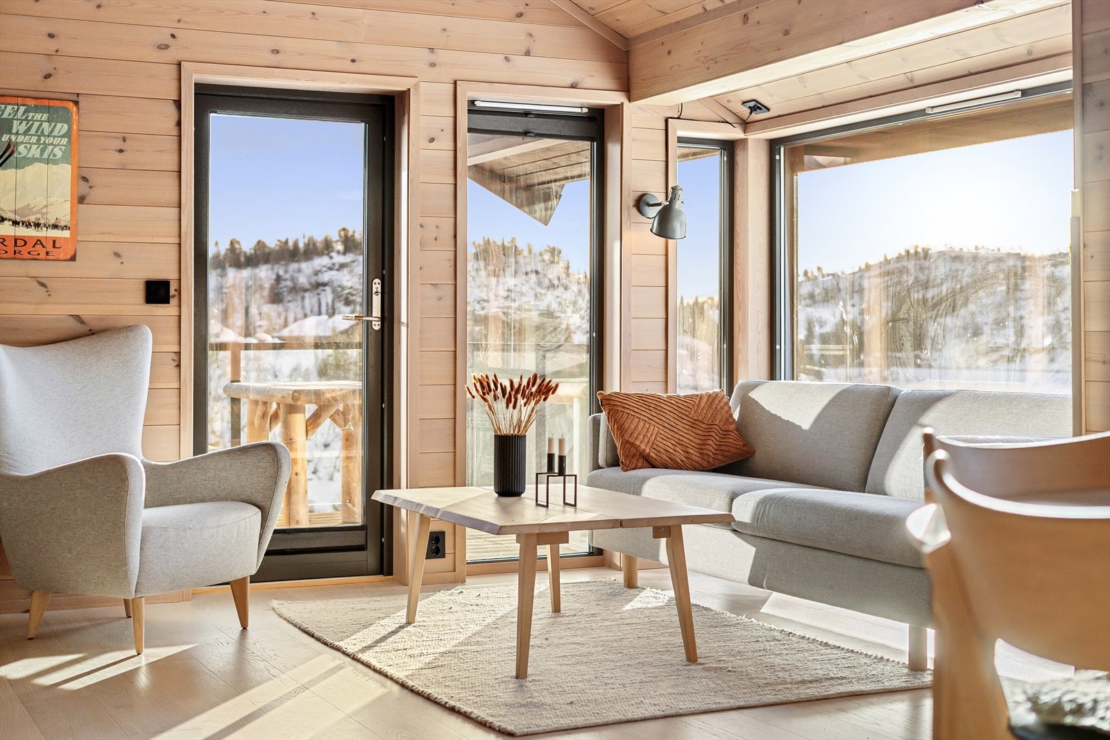 Naturlige soner for møblering. Rikelig med plass til lounge/peisestue, lang spisestue og god stoler. Rett ut på balkong med samme fantastiske utsikten. Her kan du følge med på barnas lek fra sofakroken. Galleribilde