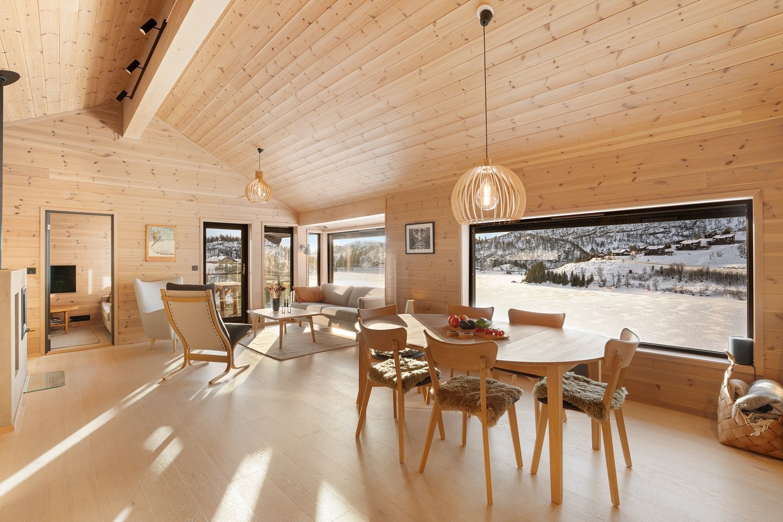 Store vinduer langs hele fronten lar den nydelige utsikten sette et herlig preg på atmosfæren. Rikelig med naturlig lys og ekstra takhøyde skaper den gode bokvaliteten. Galleribilde