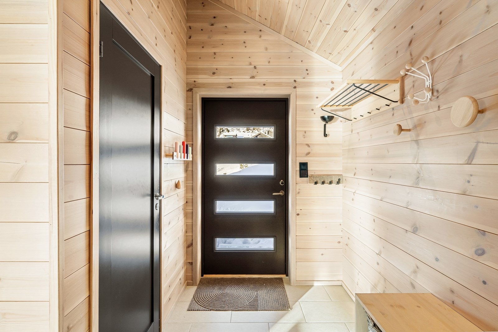 Entre med flislagt gulv og varme for våte sko. Plass til påkledningsbenk, oppheng og kommode. Direkte tilgang bod, for mer lagring og evt garderobe. Galleribilde