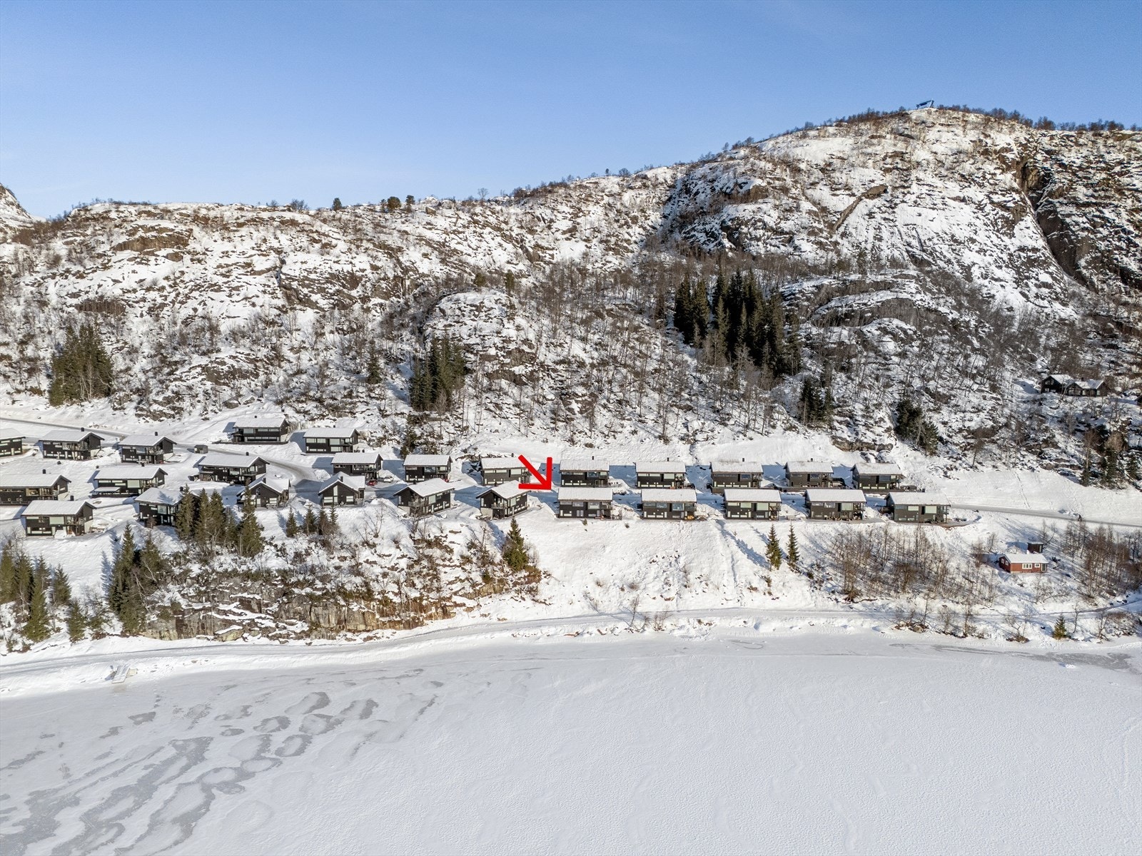 En svært innholdsrik hytte med hele 5 soverom, evt 3 stuer og 4 soverom. Noe som gir opphold og plass til både ulike generasjoner og besøk. Galleribilde