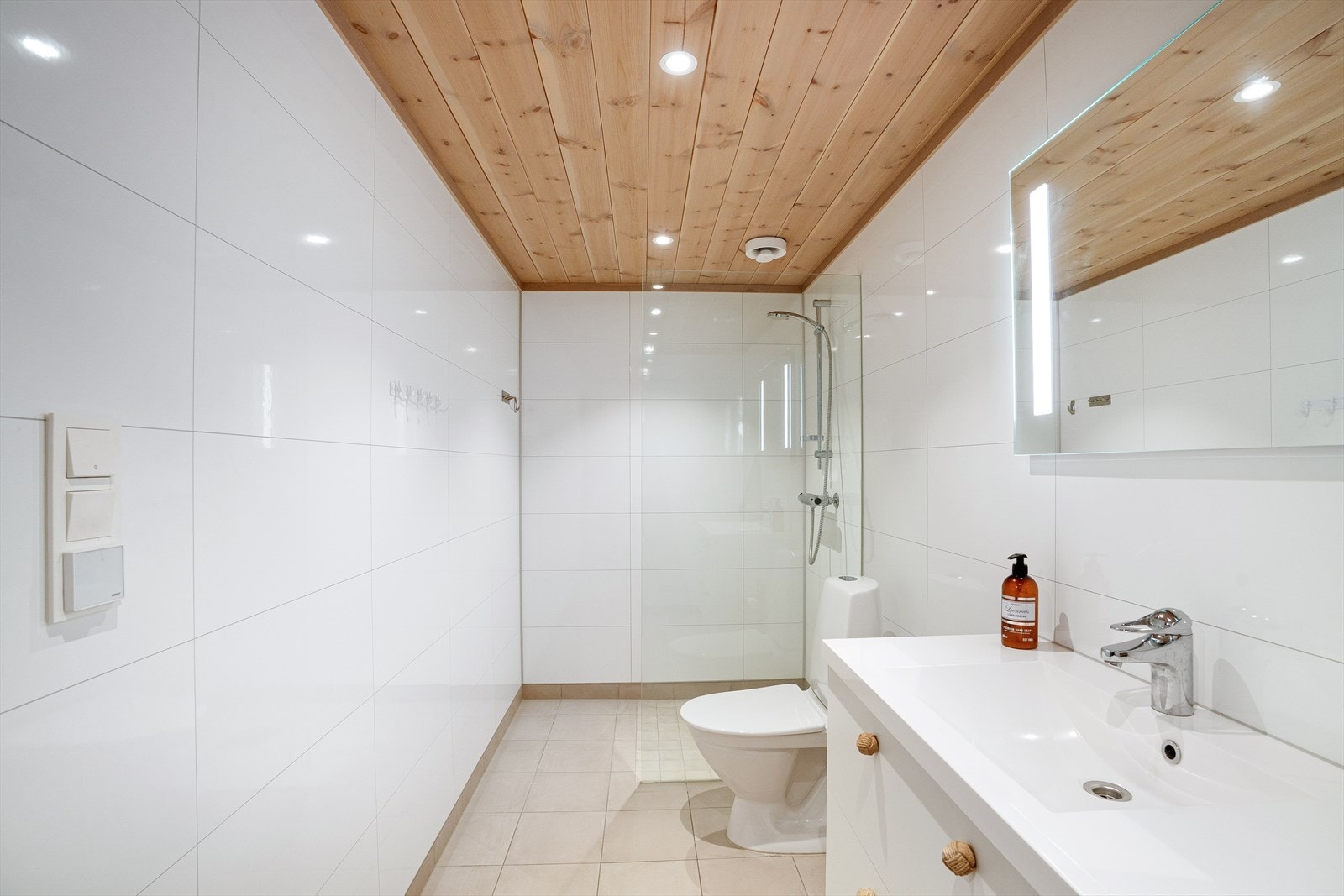 Plass til ekstra skap eller oppbevaring om ønskelig. Moderne og stilrent gjør det enkelt å tilføre eget interiør. Galleribilde