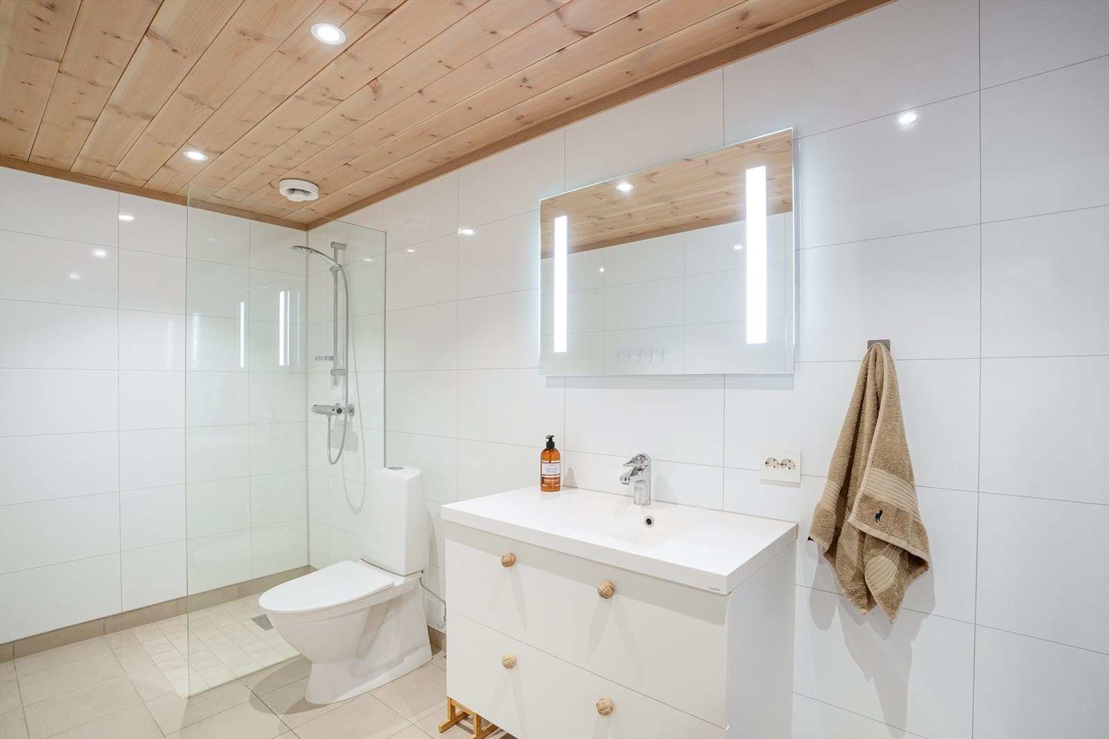 Et romslig og moderne baderom med stor dusjsone. Galleribilde