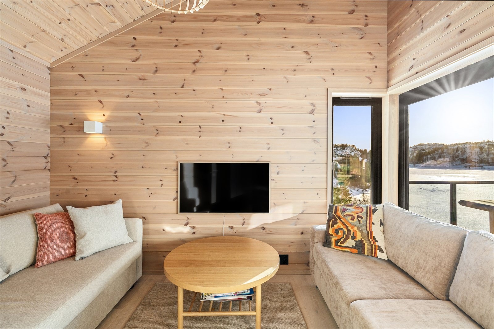 Like fantastisk utsikt også fra ekstra Tv-stue. Kombinert gjestesoverom. 1 av 5 soverom som gir rikelig med plass til familie og besøk. Galleribilde