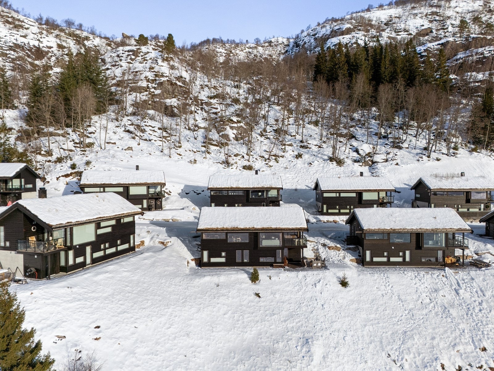 Akebakke fra hytten og ned til langrennssporet. Gøy med snøhuler og mer. Solrike uterom og enkel tilgang til alt fjellet tilbyr. Galleribilde
