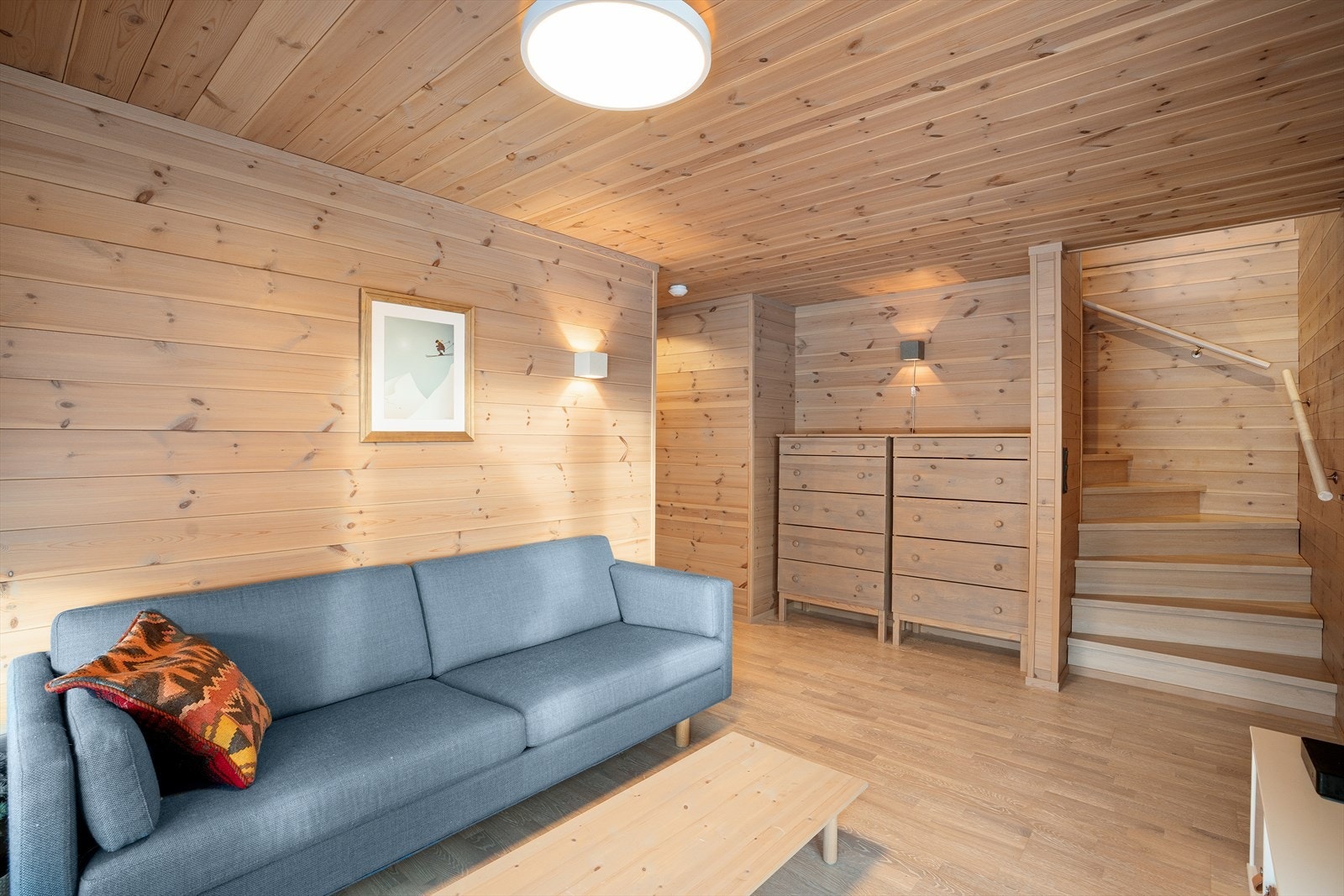 Stue nr. 3 er perfekt å trekke seg tilbake til om det er opptatt med ulike grupperinger i de to andre. God størrelse, samme flotte utsikt, og enkel tilkomst til uterom for sol og boltreplass. Galleribilde