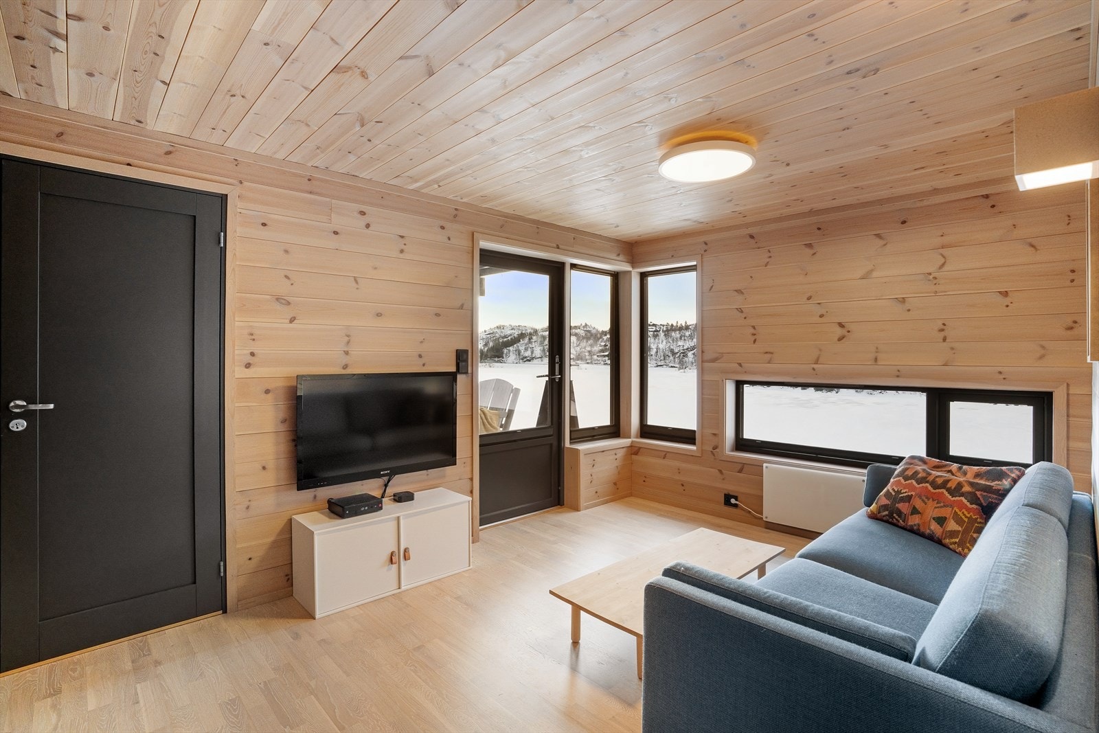 Rikelig med plass til større eller flere sofaer. Stue nr. 3 er perfekt å trekke seg tilbake til om det er opptatt med ulike grupperinger i de to andre. God størrelse, samme flotte utsikt, og enkel tilkomst til uterom for sol og boltreplass. Galleribilde