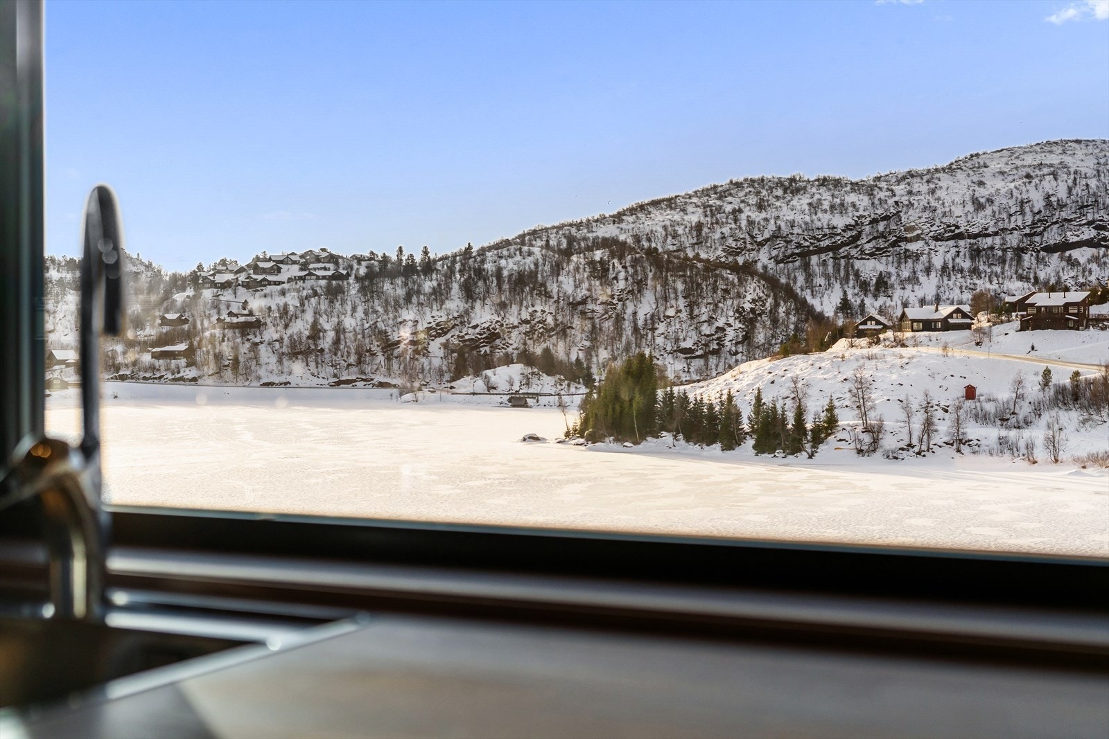 Kokken nyter både utsikten og kan følge barnas lek utenfor. Naturen tett på gir høy bokvalitet. Langrenssløypen like nedenfor rundt vannet og videre til Ålsheis, med Forsbergløypa eller Storeknut. Evt ut på Sinnesvatnet og videre til Haugen. Galleribilde