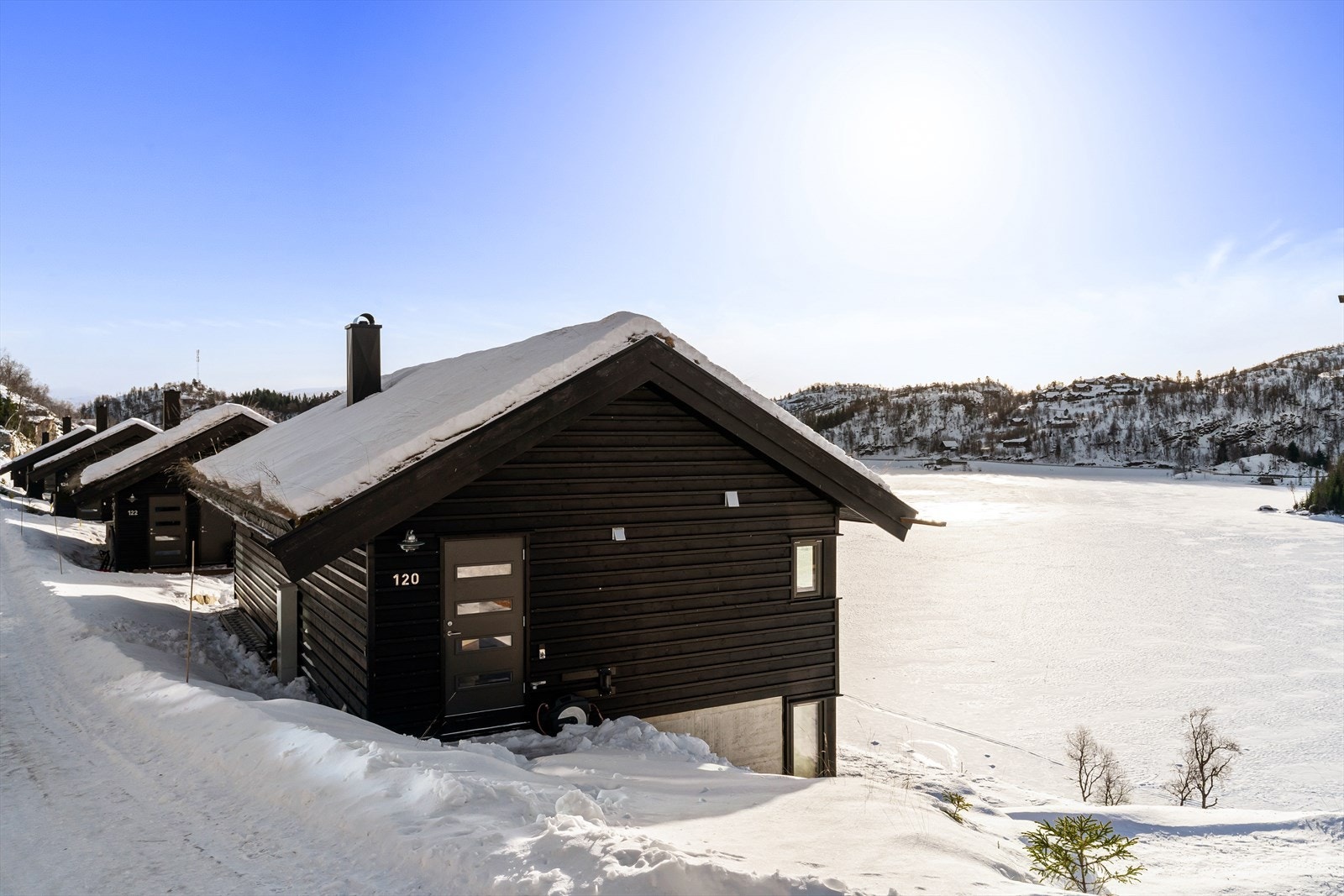 Enkel tilkomst ved parkering og lader. Første rekke gir uforstyrret utsikt og nydelige solforhold. Galleribilde