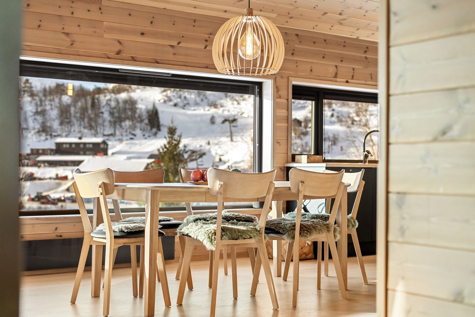 Perfekte forhold å nyte maten i. Herlige omgivelser med følelsen av ute, inne. Naturen rett på. Galleribilde