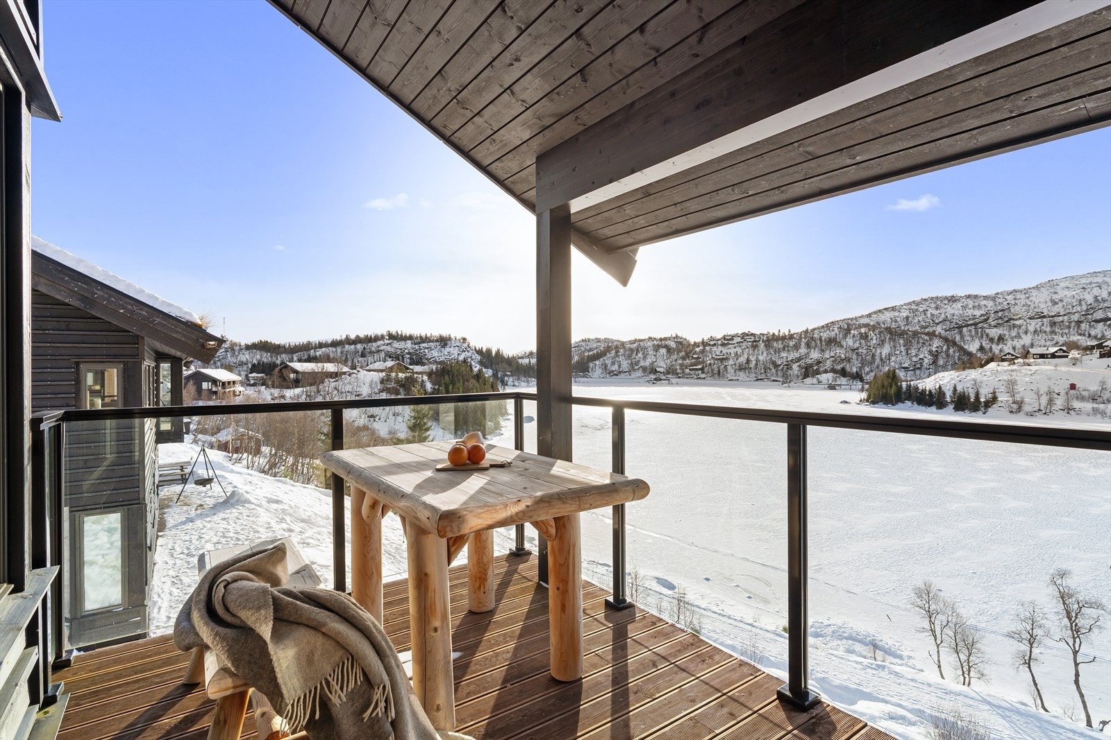 Dan Chruickshank presenterer: Delikat hytteidyll m/fantastisk utsikt, sol og umiddelbar tilgang til alt fjellet tilbyr. Parkering m/lader. Galleribilde