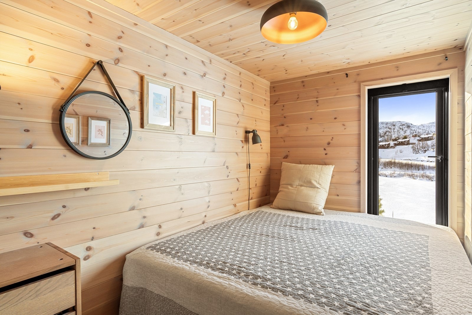 1 av 4/5 soverom.Plass til dobbeltseng eller køyesenger og med hyller/garderobe. Galleribilde