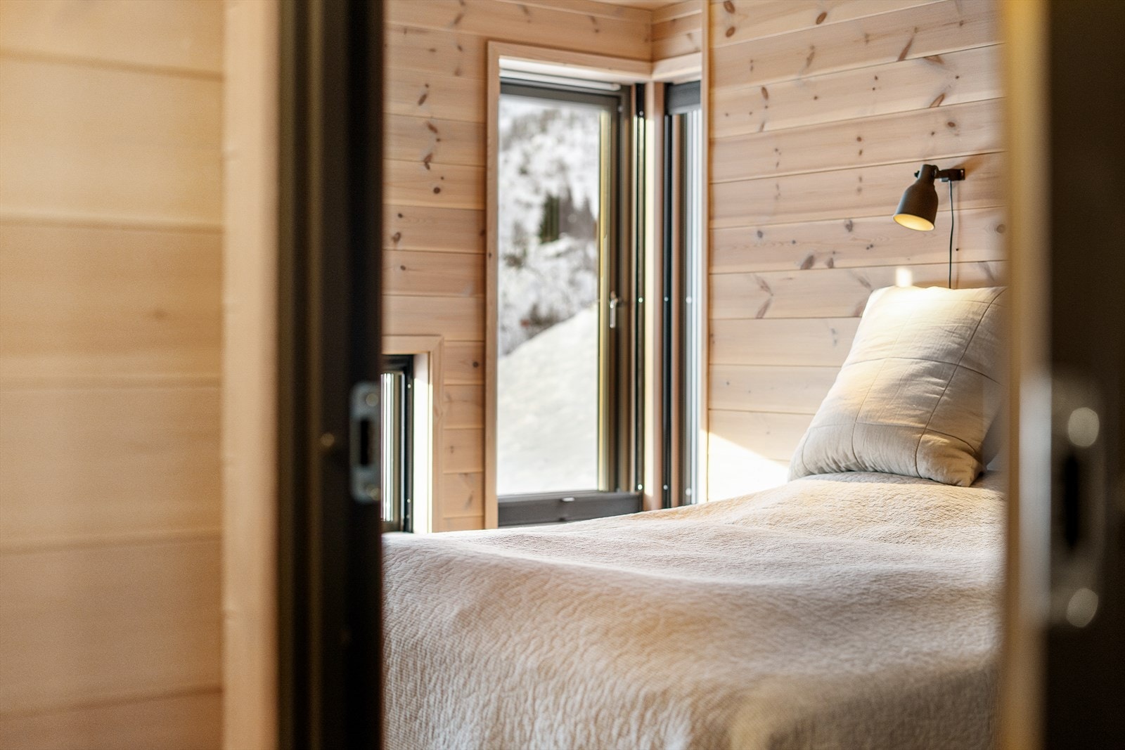 1 av 4/5 soverom. Romslig og med hyller/garderobe. Et nydelig sted å våkne med utsikt fra hodeputa. Galleribilde